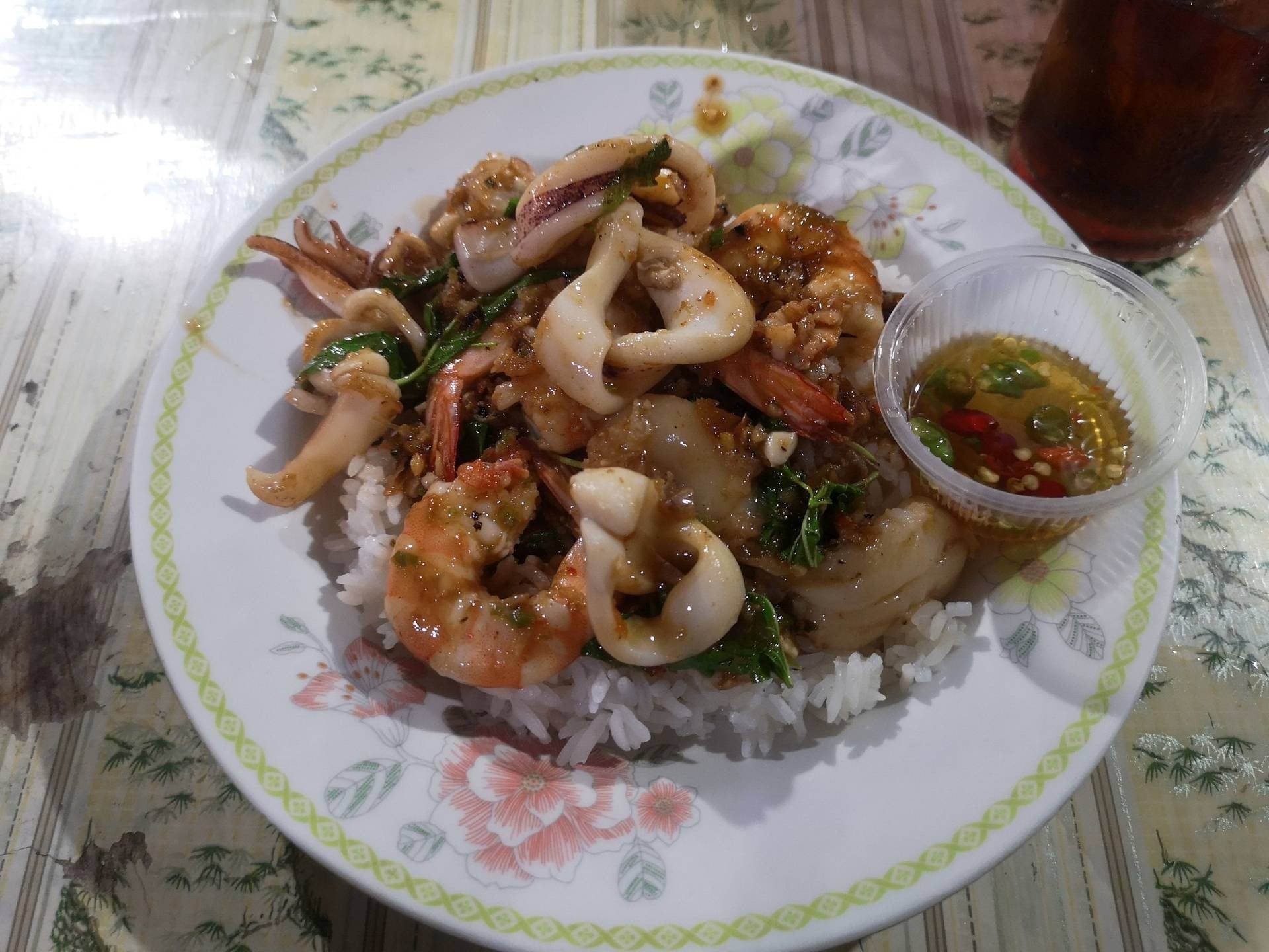 กะเพราหมึกกุ้งราดข้าว