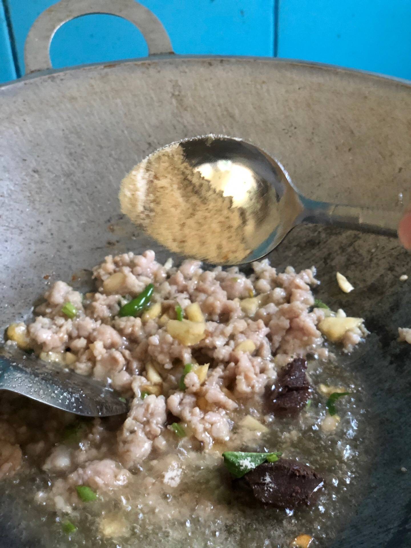 หมูสับผัดกะปิผักบุ้ง เค็มหน่อยอร่อยเหาะ
