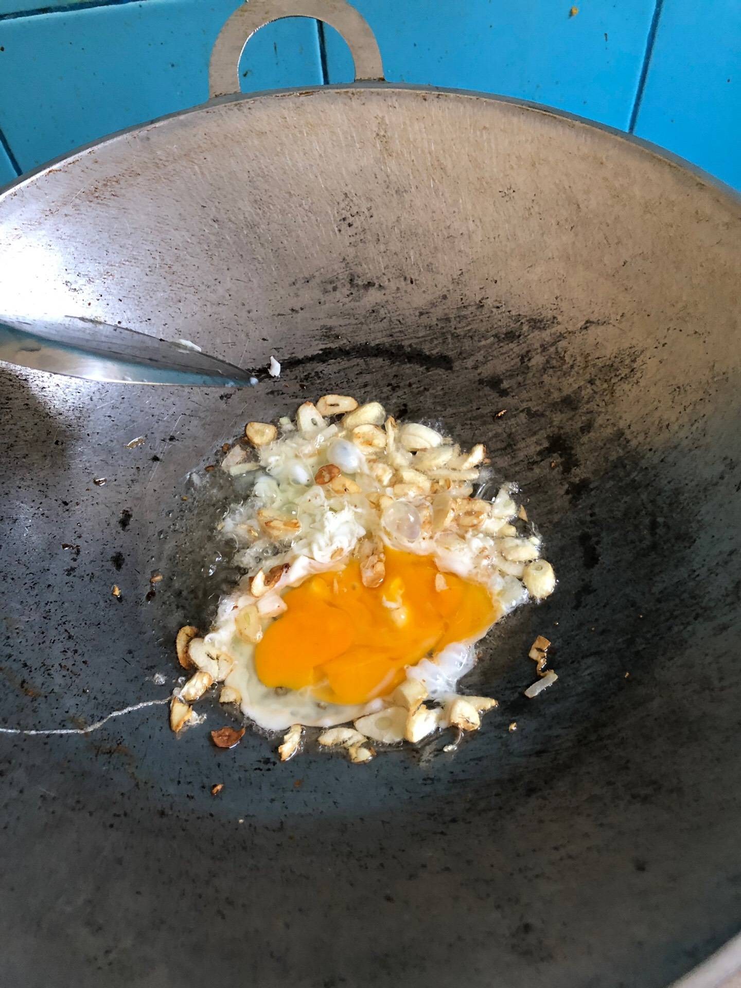 ข้าวผัดมันปูโหระพาจากสวนข้างบ้านอีกแล้ว 