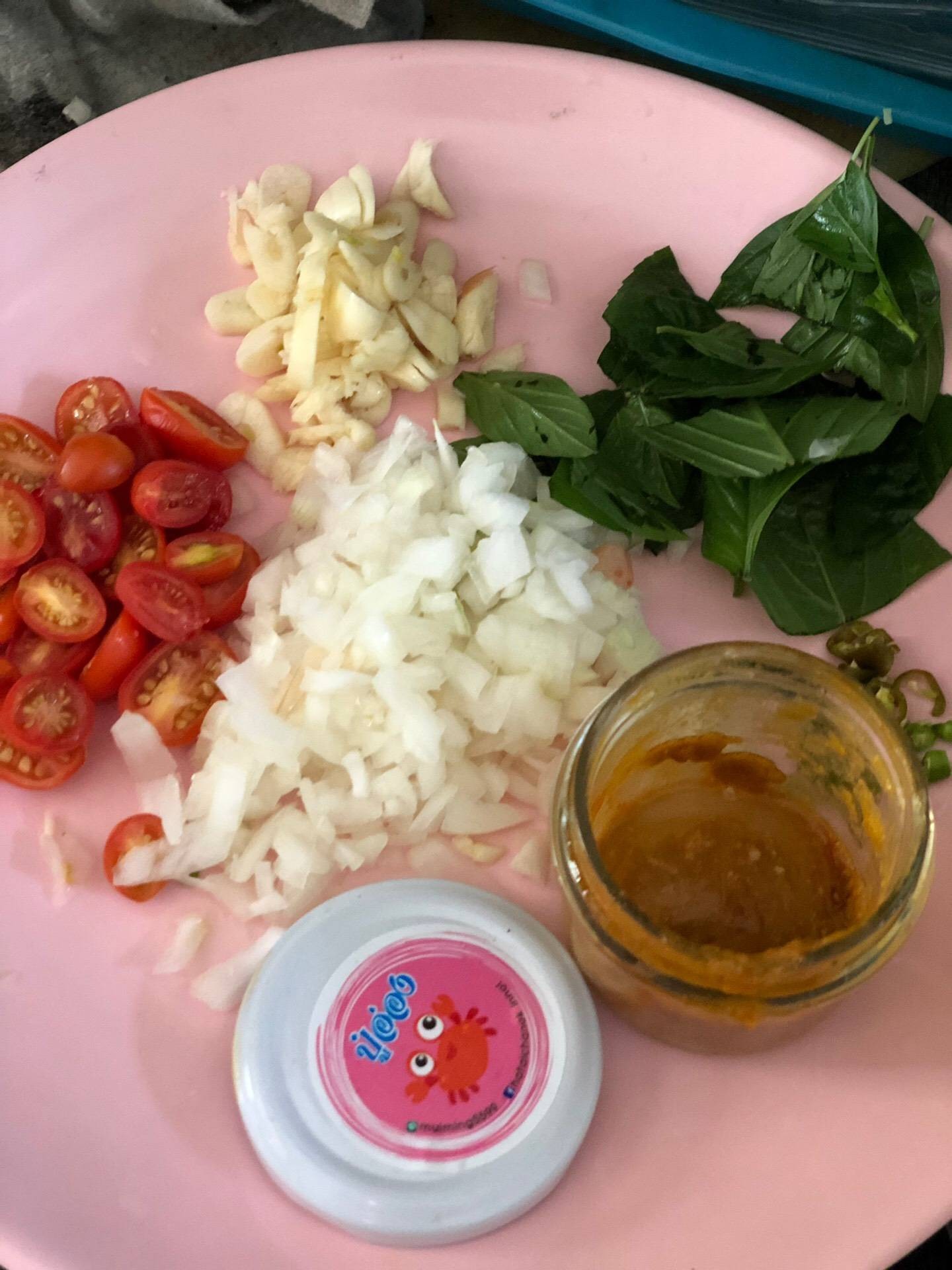 ข้าวผัดมันปูโหระพาจากสวนข้างบ้านอีกแล้ว 