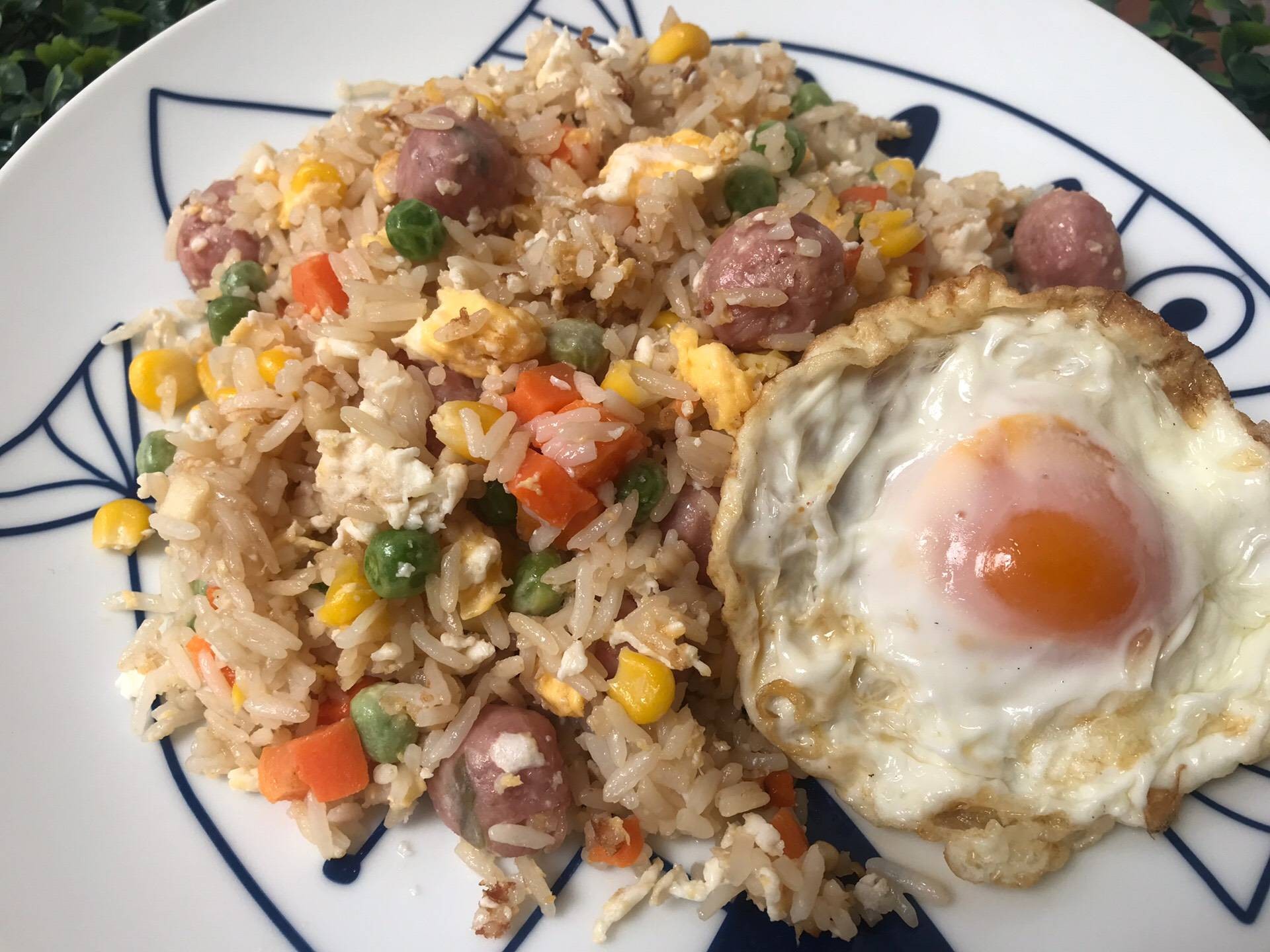 ข้าวผัดแหนมตุ้มจิ๋ว ไข่ดาว