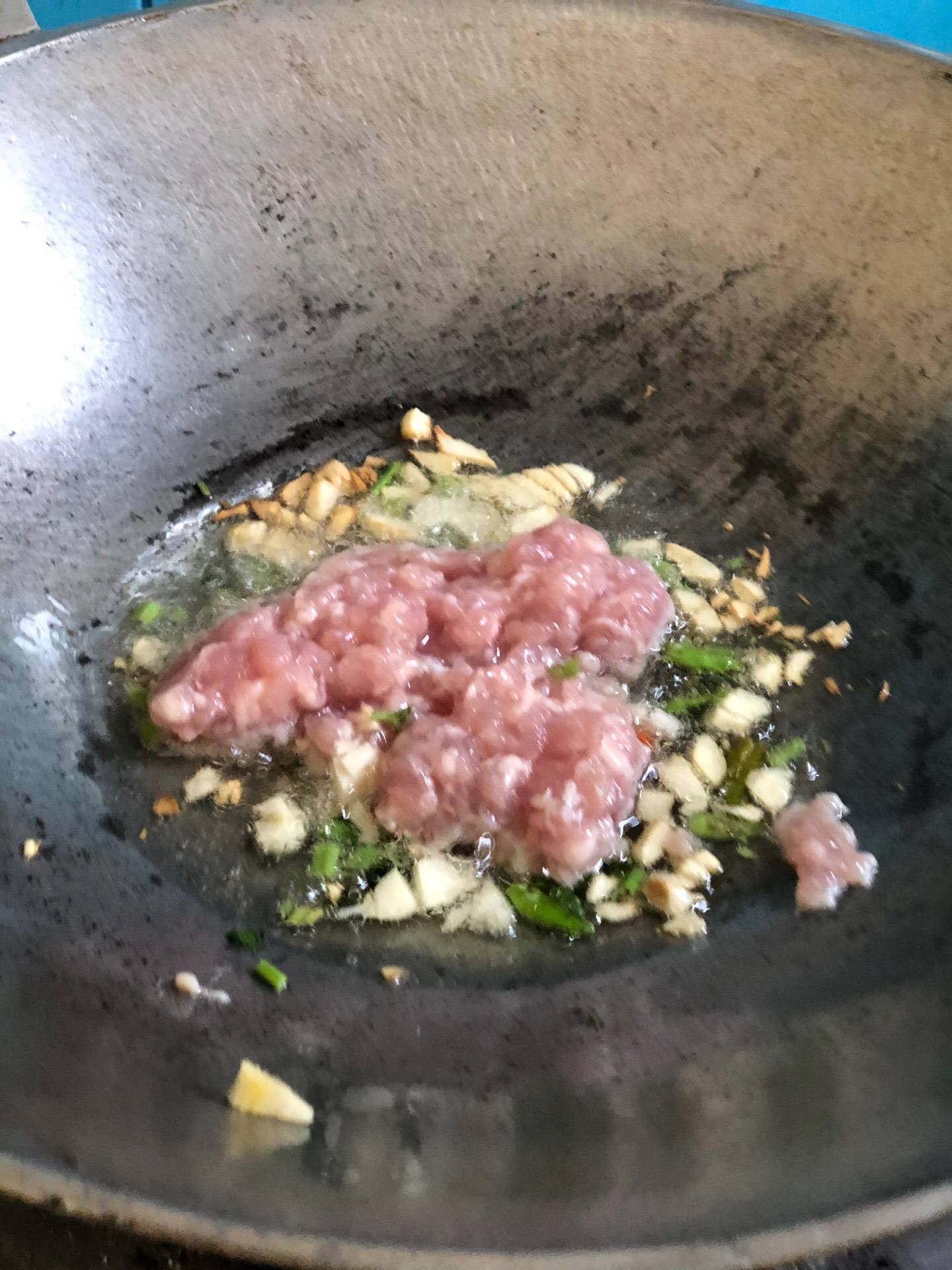 หมูสับผัดกะปิผักบุ้ง เค็มหน่อยอร่อยเหาะ