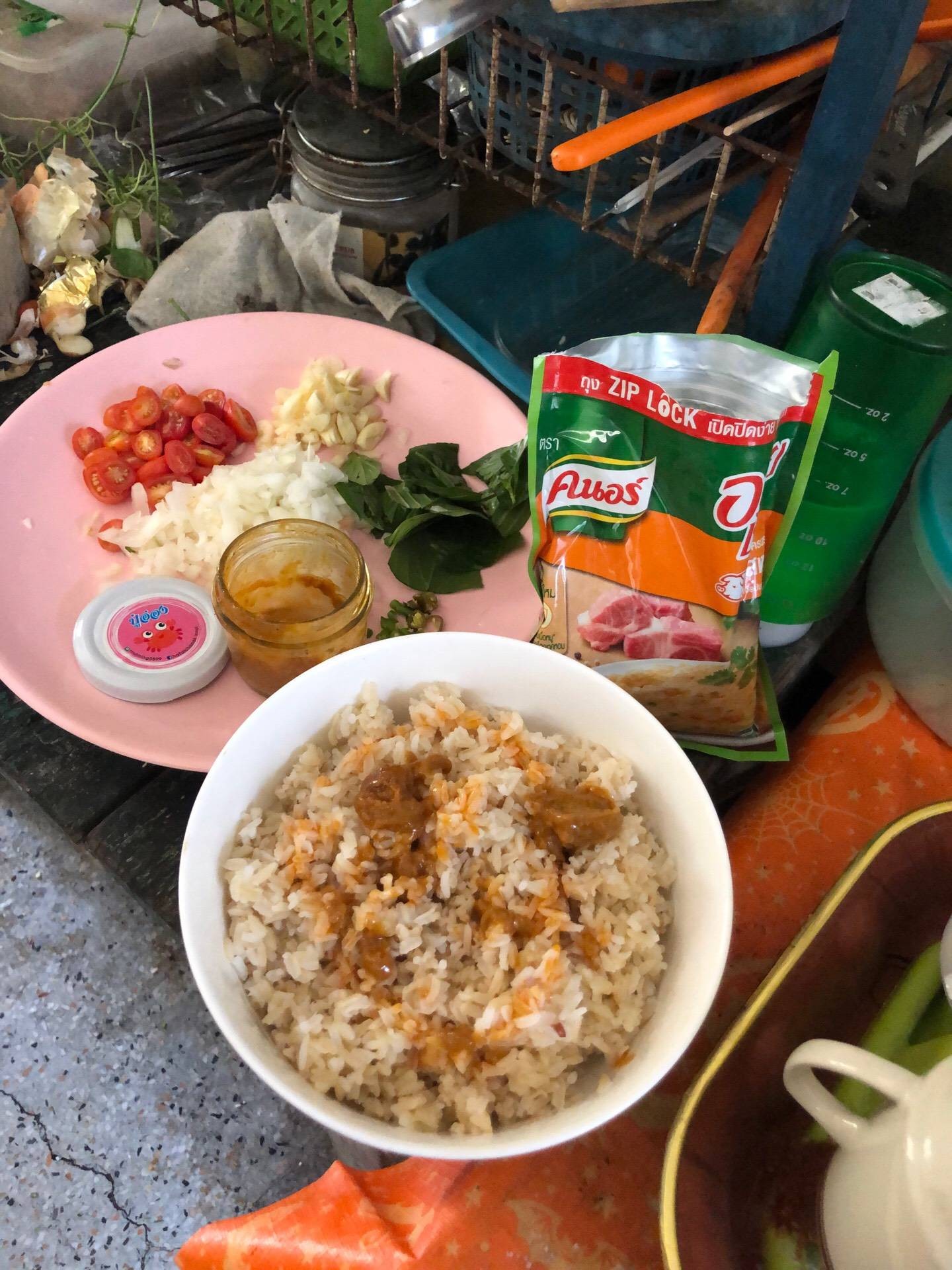 ข้าวผัดมันปูโหระพาจากสวนข้างบ้านอีกแล้ว 