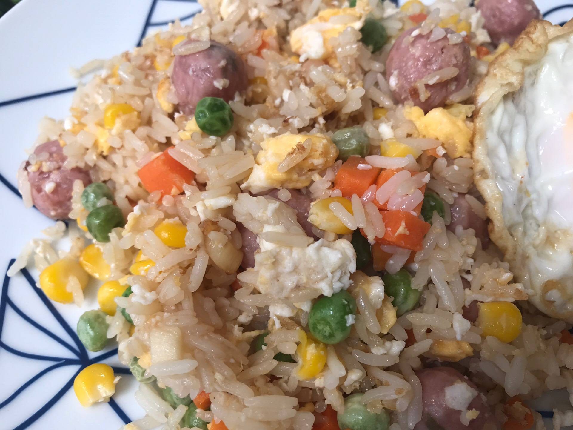 ข้าวผัดแหนมตุ้มจิ๋ว ไข่ดาว