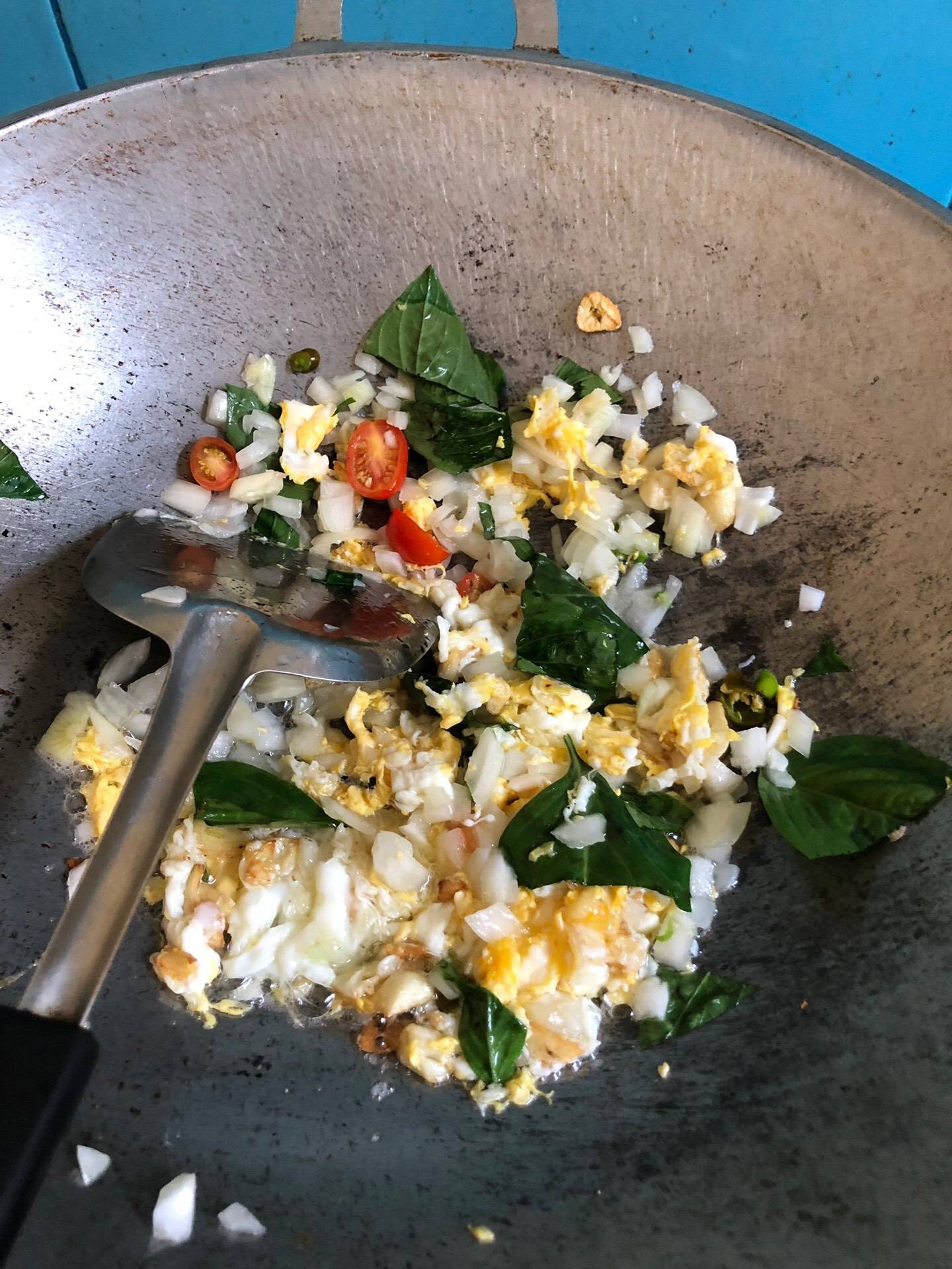 ข้าวผัดมันปูโหระพาจากสวนข้างบ้านอีกแล้ว 