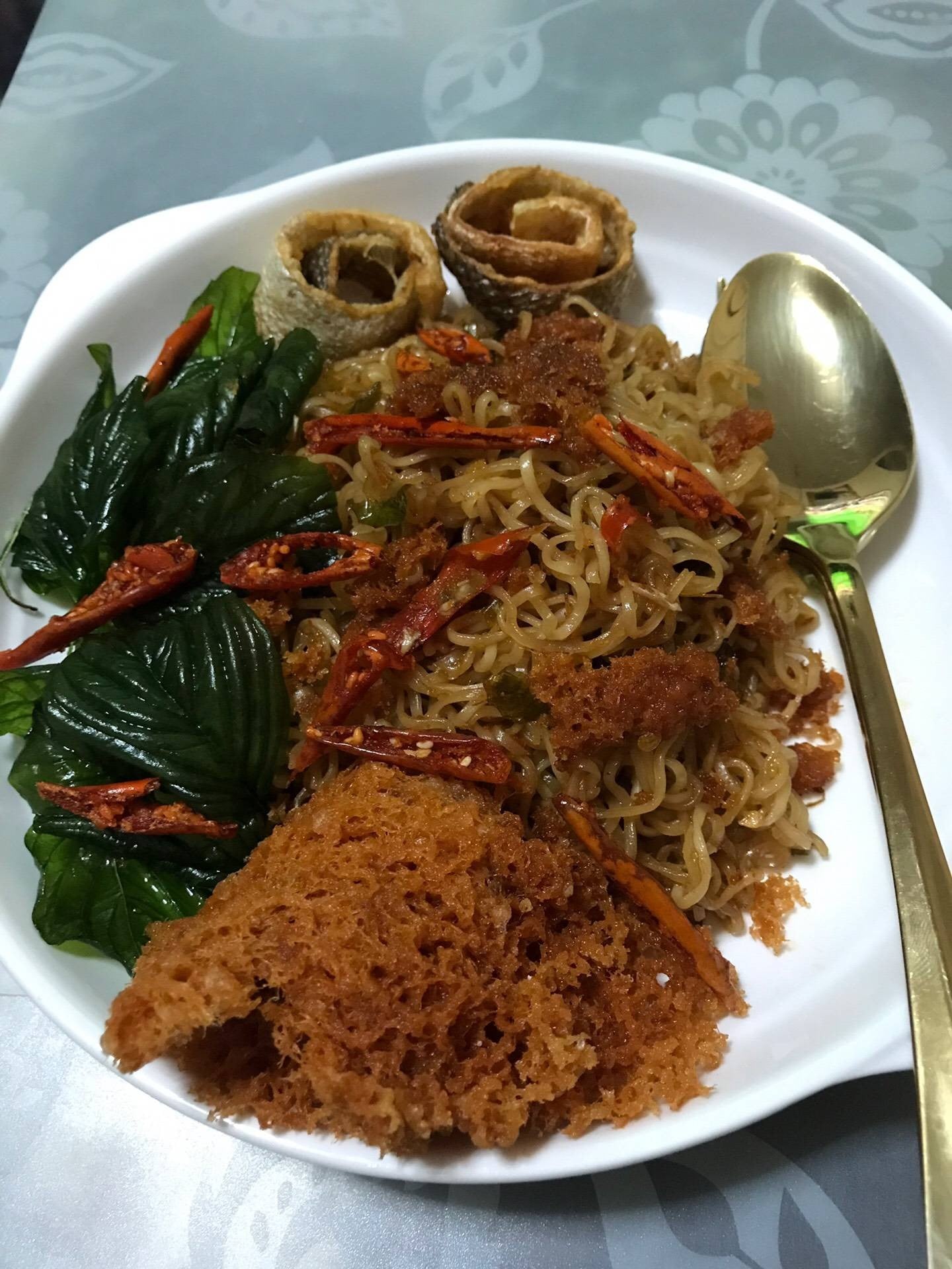 ม่า...ผัดแซลม่อนฟูผัดพริกกระเทียม
