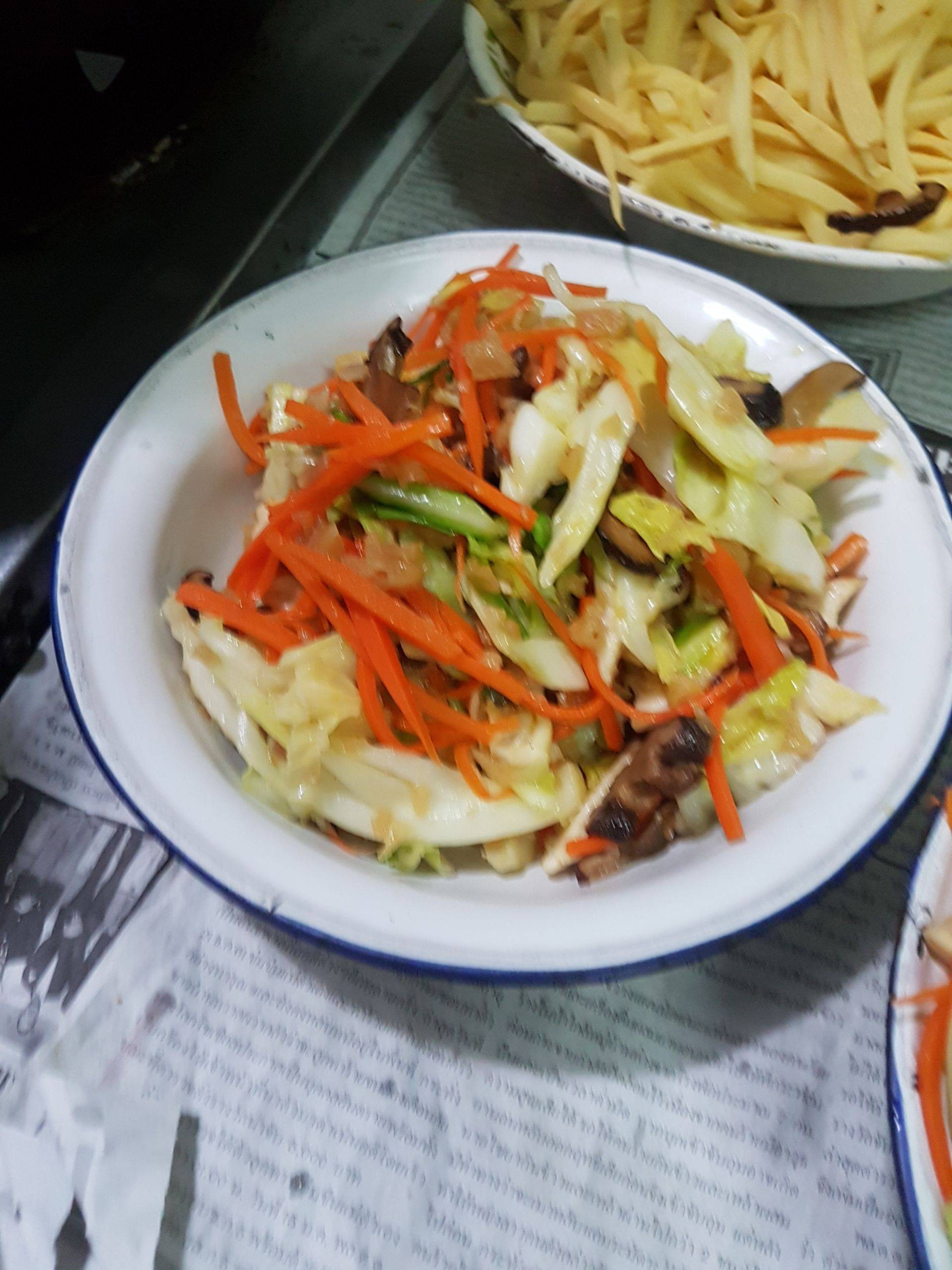 กะหล่ำปลีผัดไก่หัวไช้โป๊ว