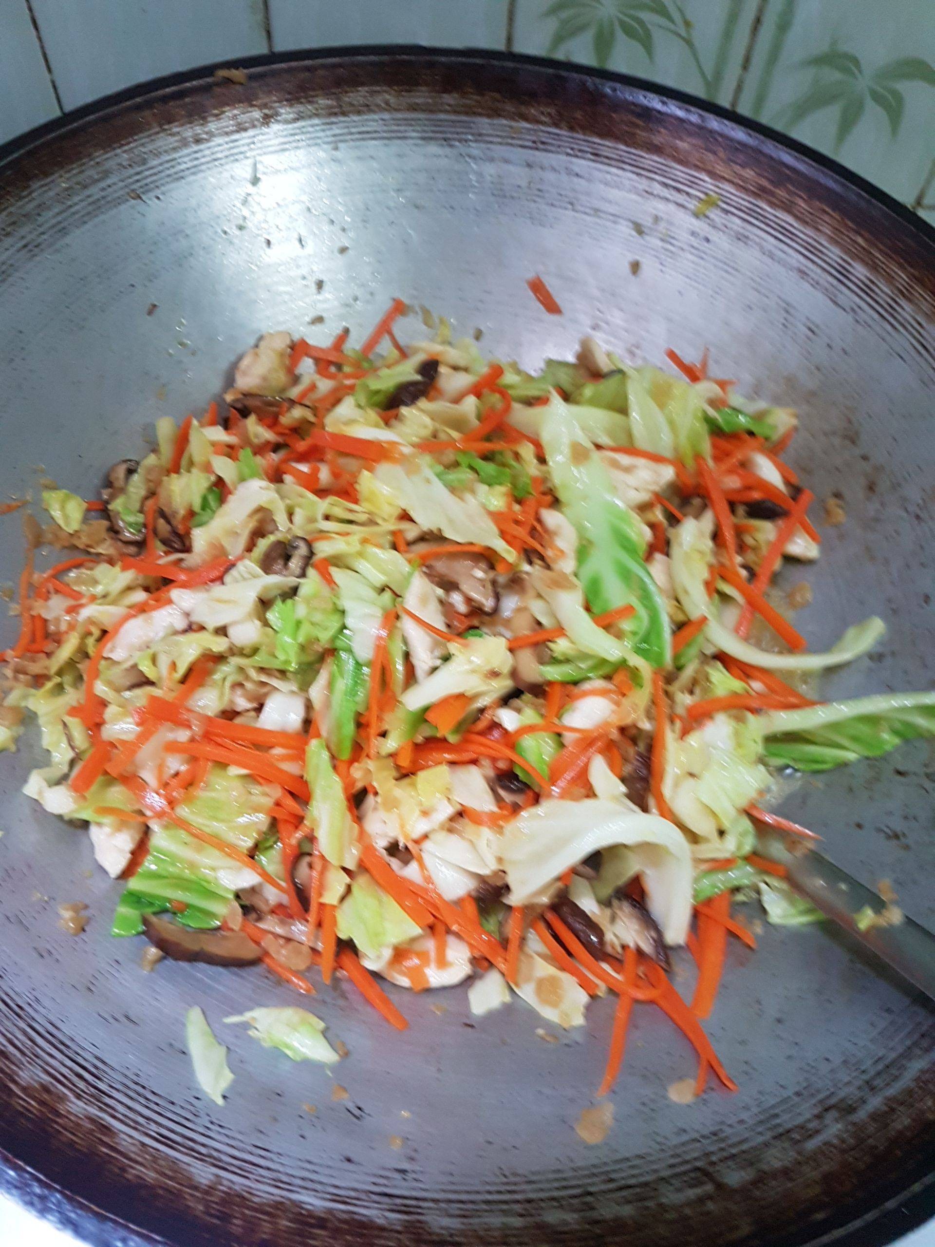 กะหล่ำปลีผัดไก่หัวไช้โป๊ว