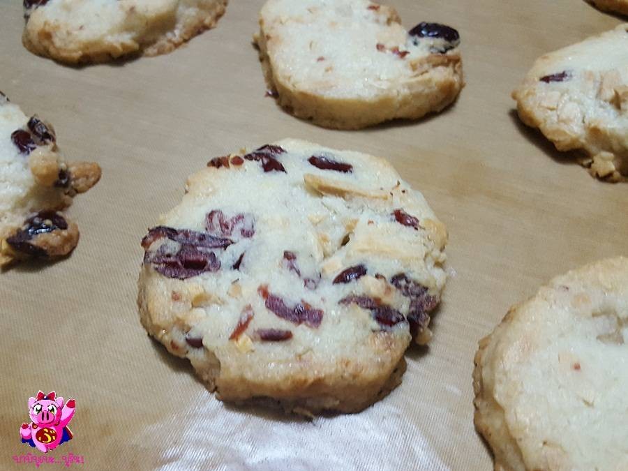 Cranberry Almond Shortbread Cookies