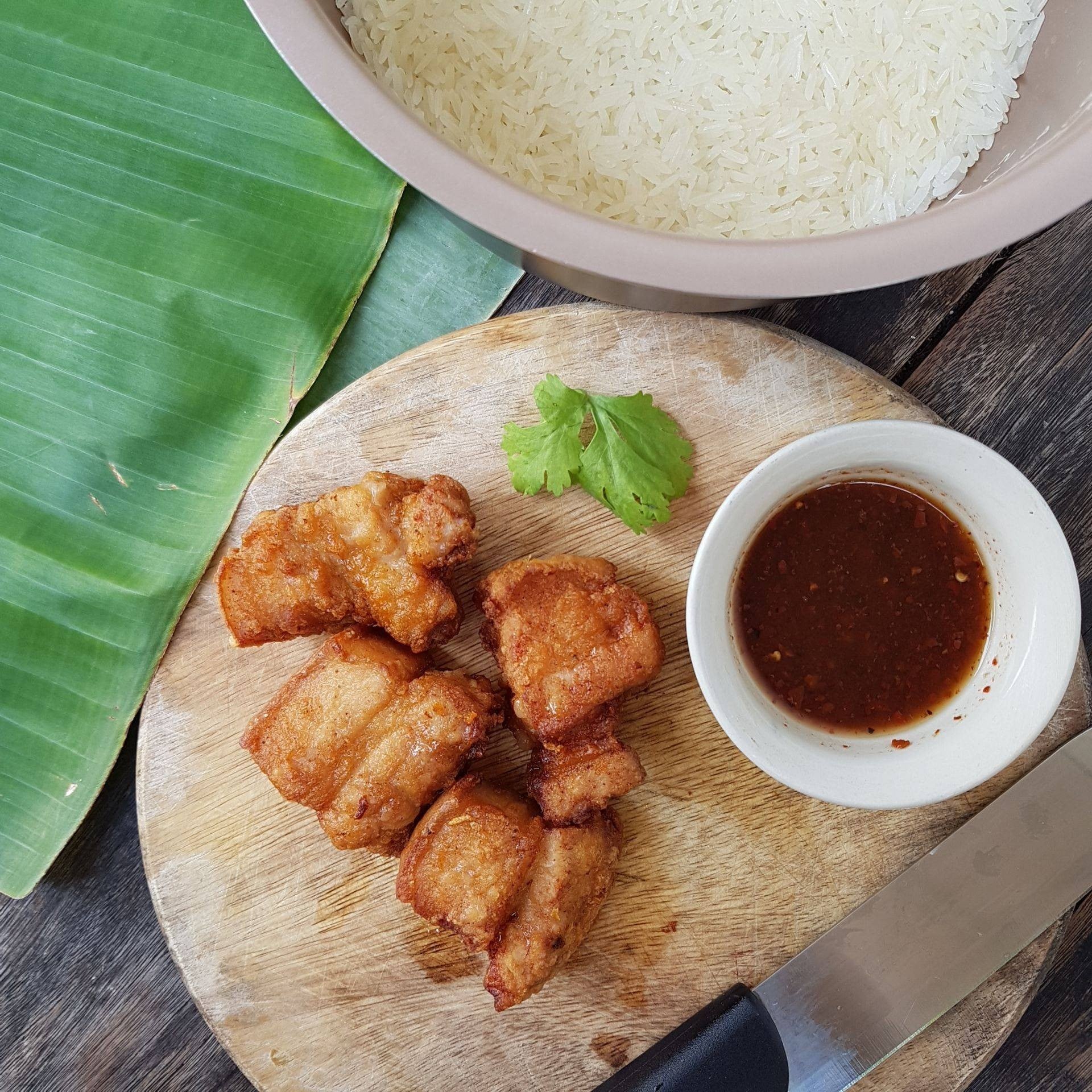 ข้าวเหนียวหมูสามชั้นทอดน้ำปลา