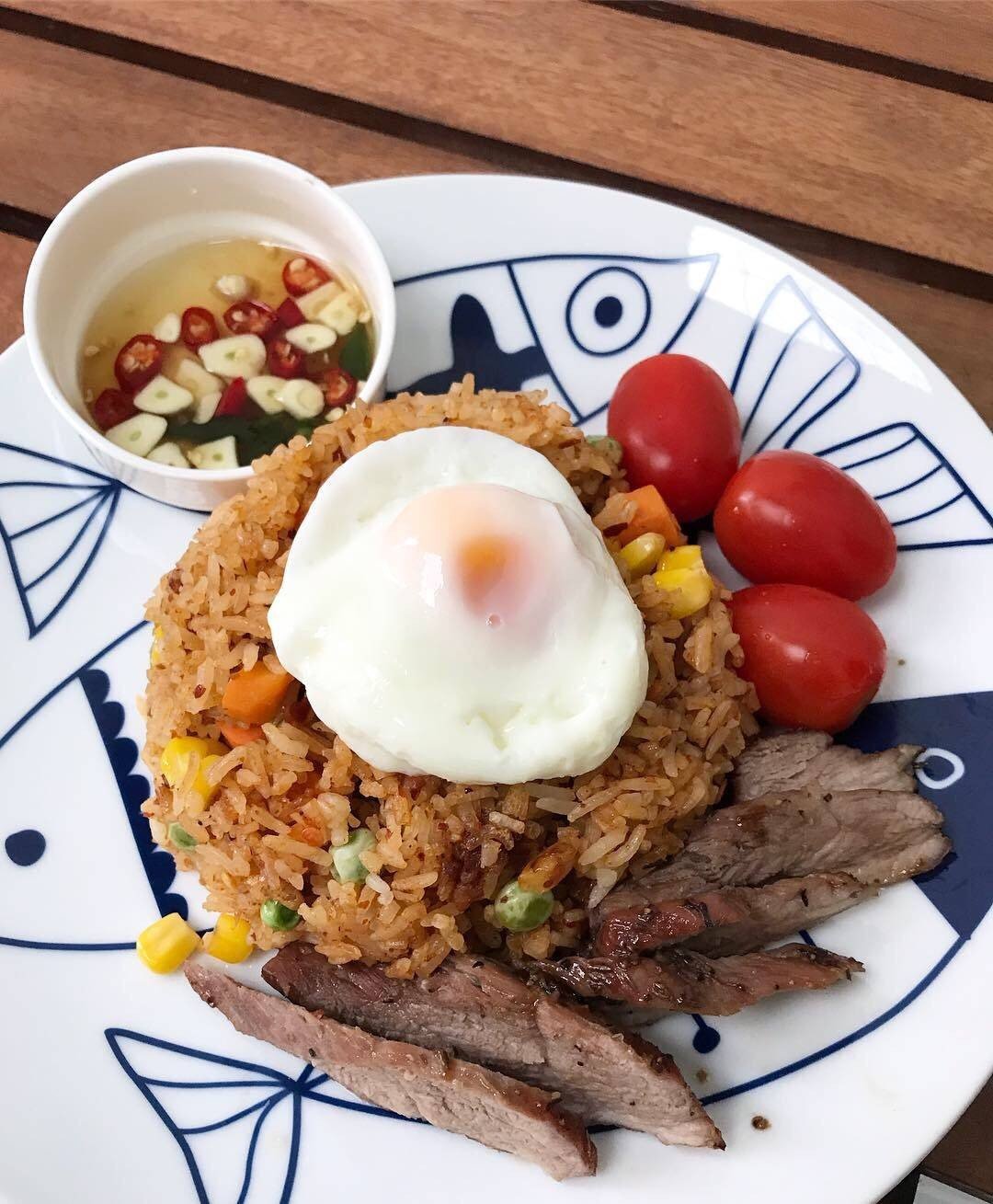 ข้าวผัดน้ำพริกตาแดง หมูย่าง