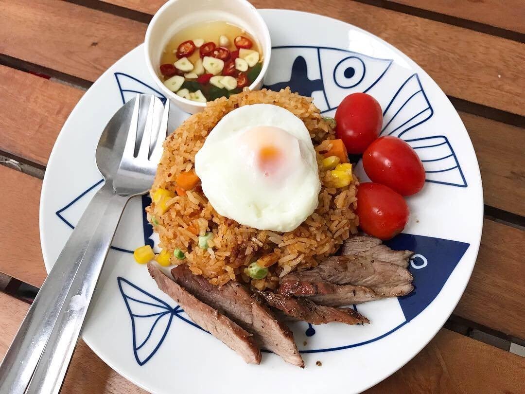 ข้าวผัดน้ำพริกตาแดง หมูย่าง