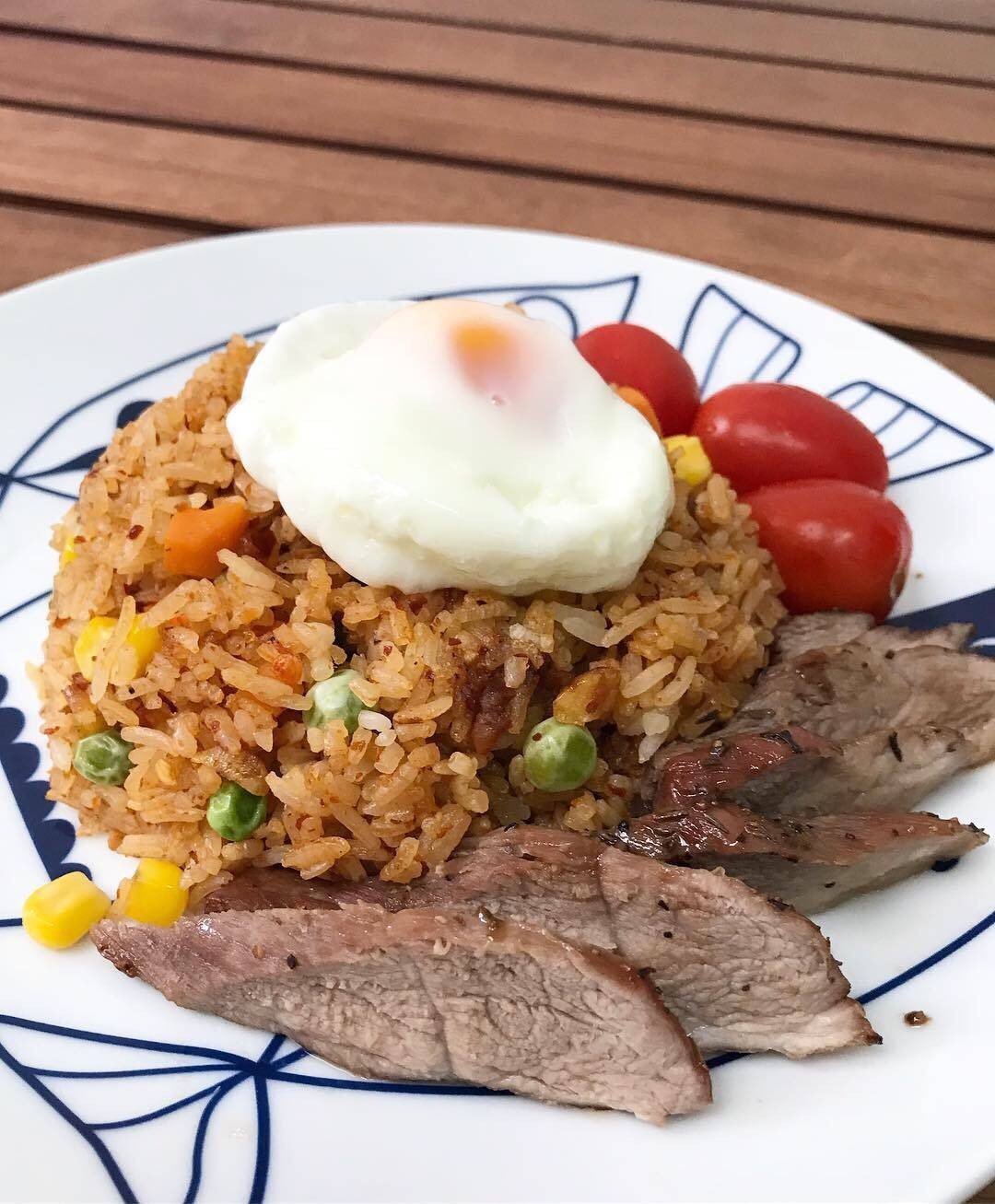 ข้าวผัดน้ำพริกตาแดง หมูย่าง