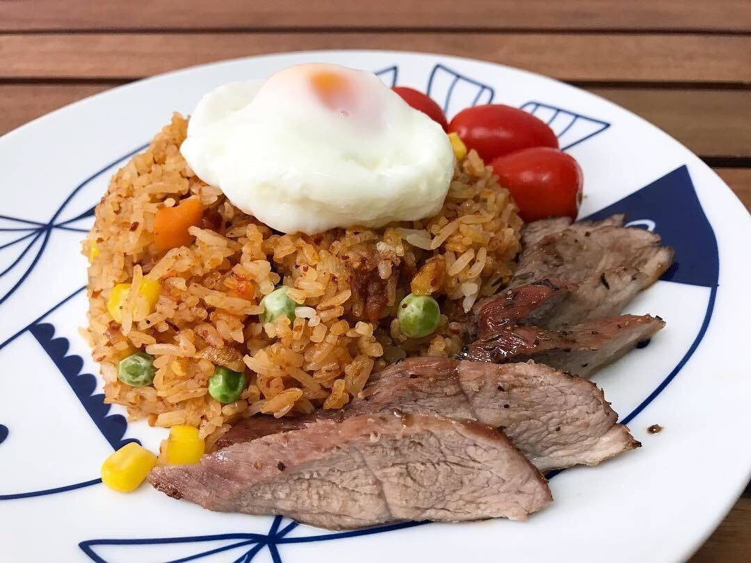 ข้าวผัดน้ำพริกตาแดง หมูย่าง