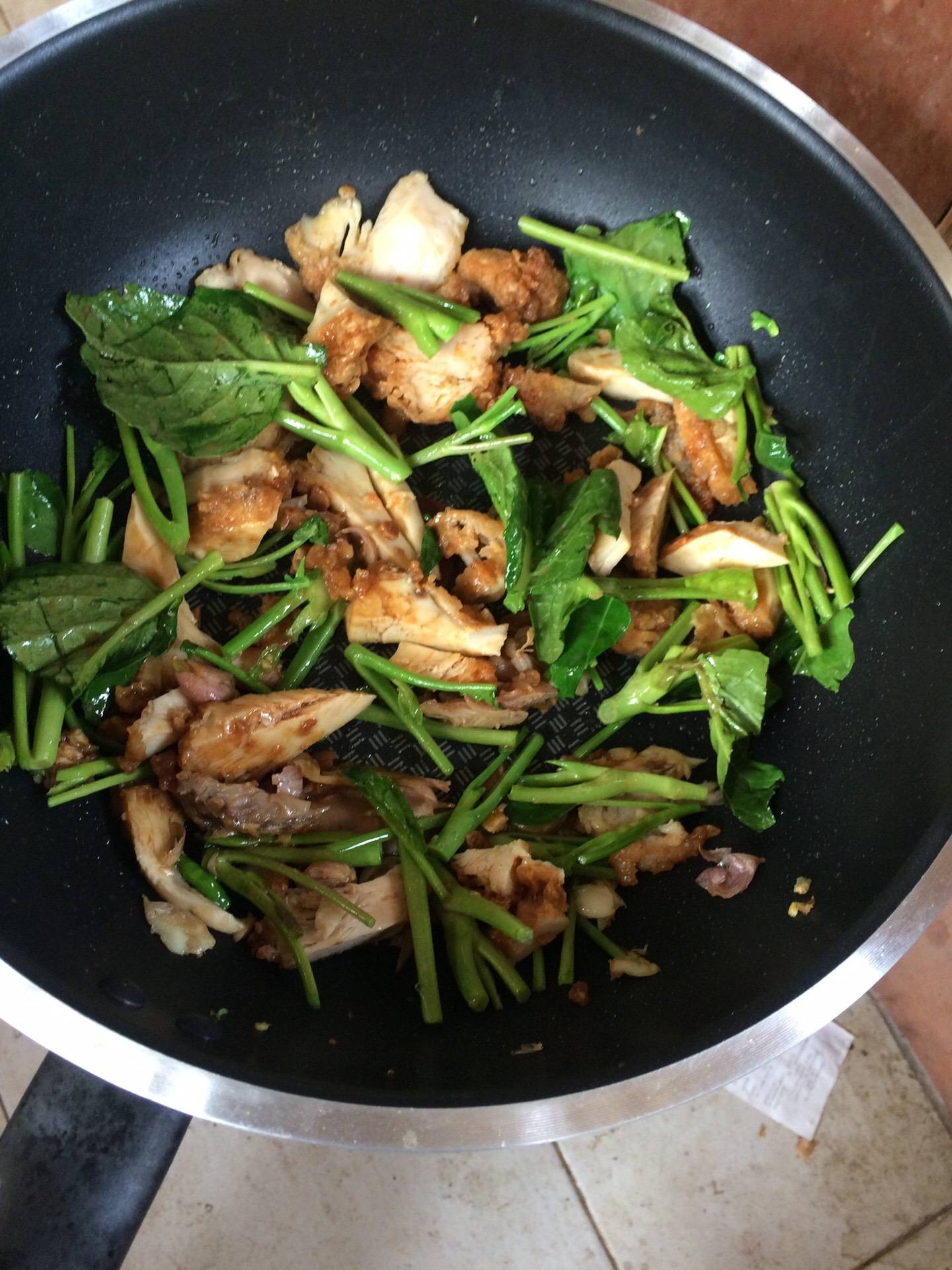 ผัดยอดคะน้าไก่นุ่ม