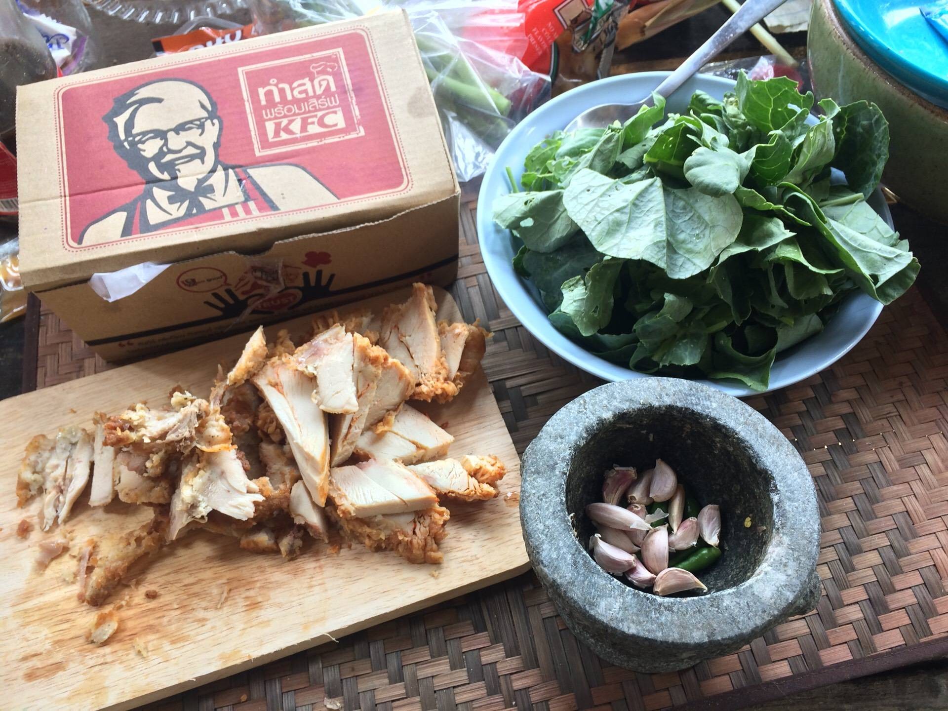 ผัดยอดคะน้าไก่นุ่ม