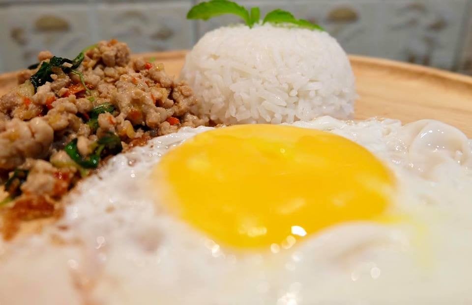 กระเพราหมูสับ ไข่ดาว