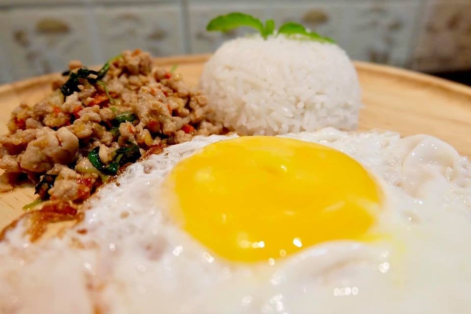 กระเพราหมูสับ ไข่ดาว