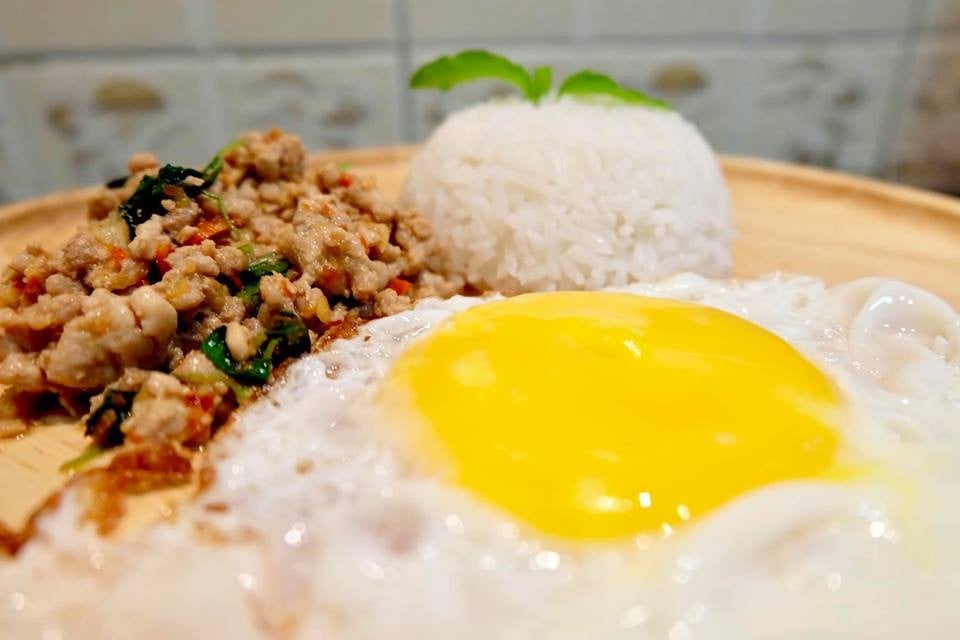 กระเพราหมูสับ ไข่ดาว