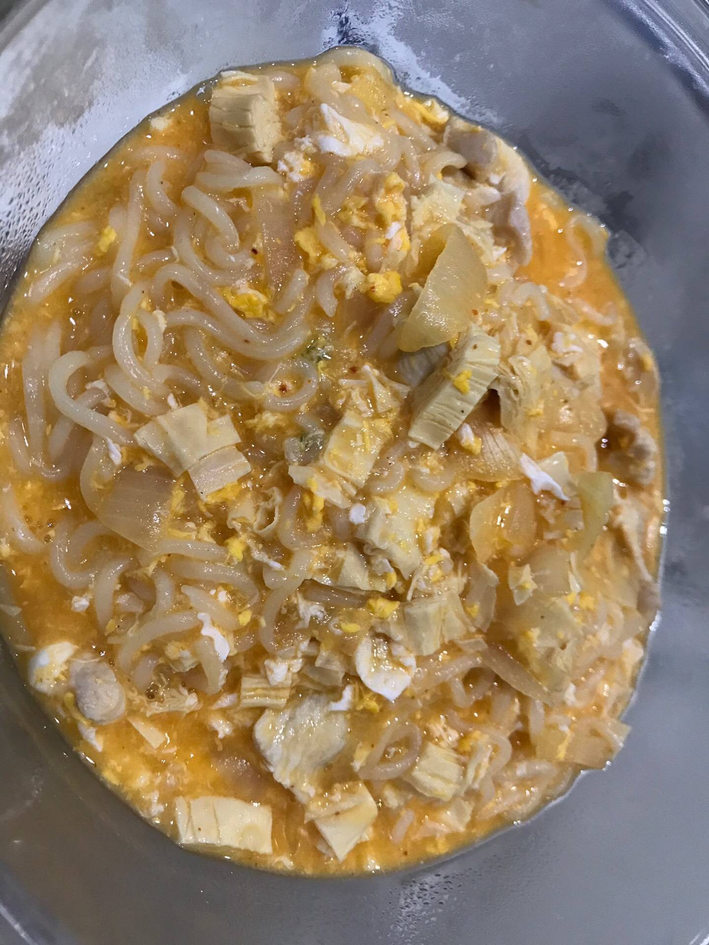 มาม่าผัดไข่เค็มขลุกขลิก