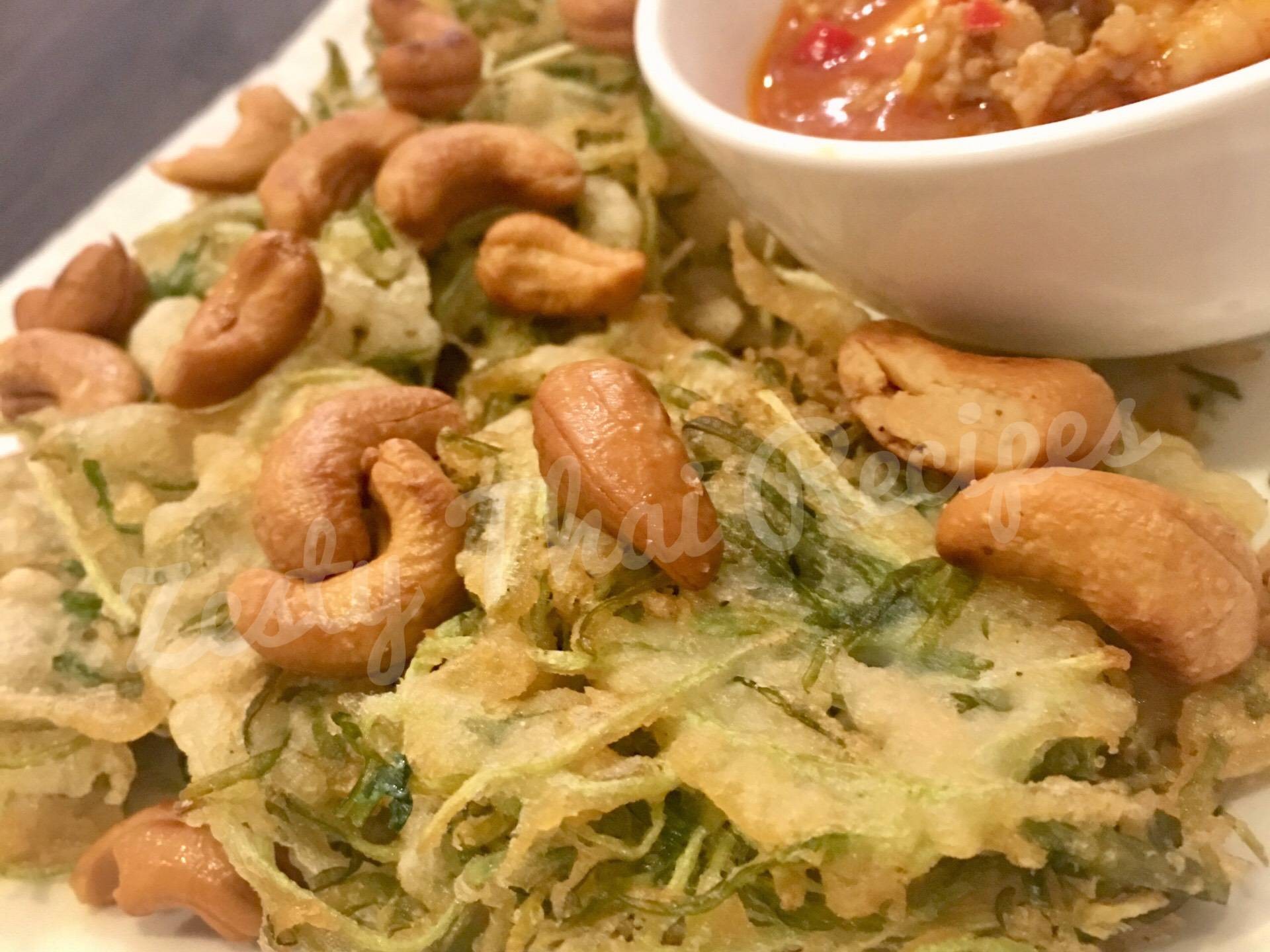 ยำต้นอ่อนผักบุ้งกรอบ