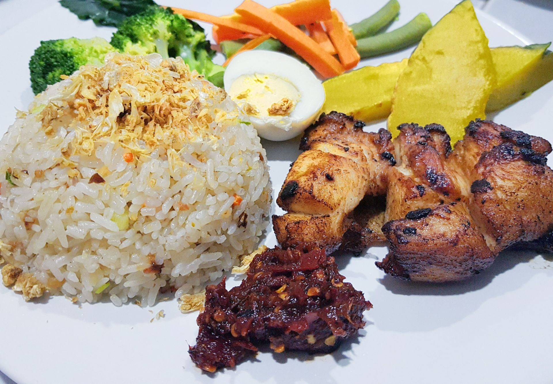 ข้าวผัดกระเทียม+อกไก่ทอด