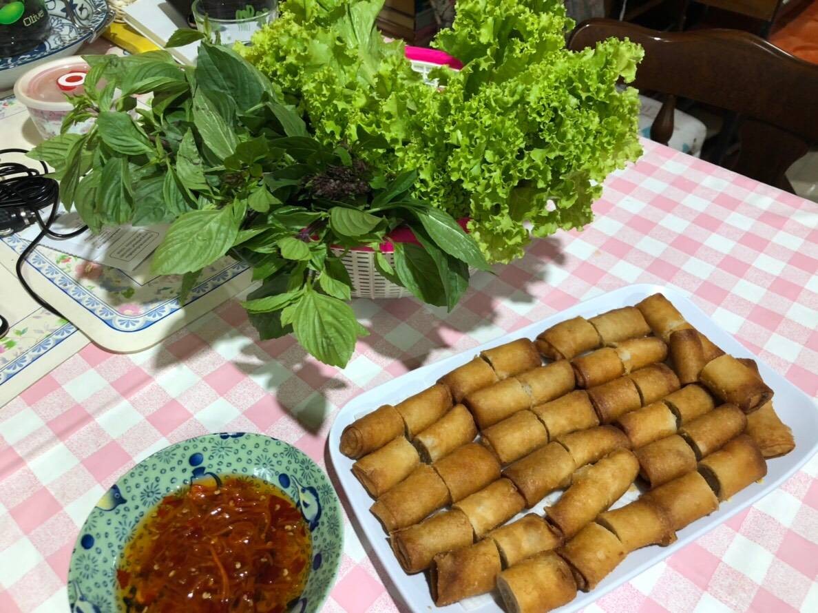 ปอเปี๊ยะทอดไส้หมูสับและกุ้ง