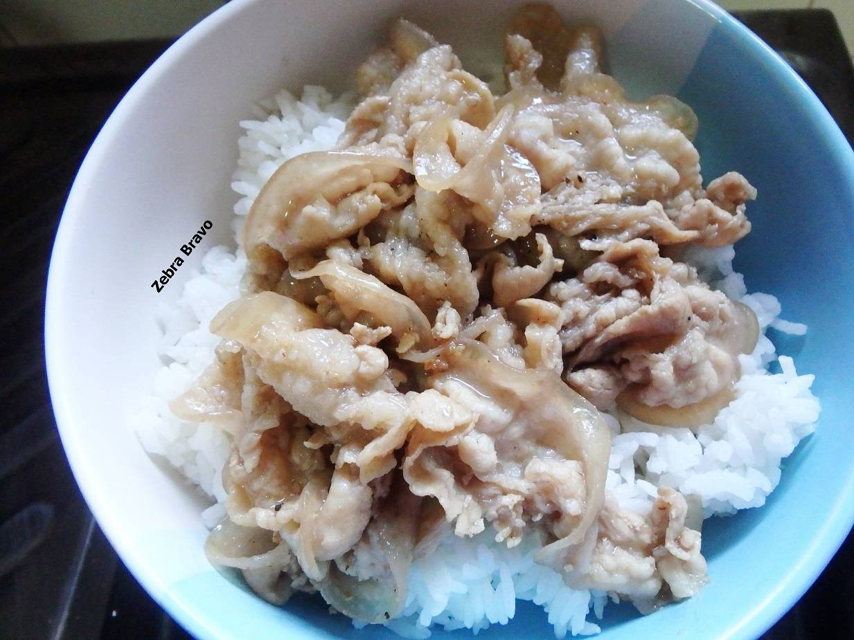 ข้าวหน้าสามชั้นสไลซ์สไตล์ญี่ปุ่น