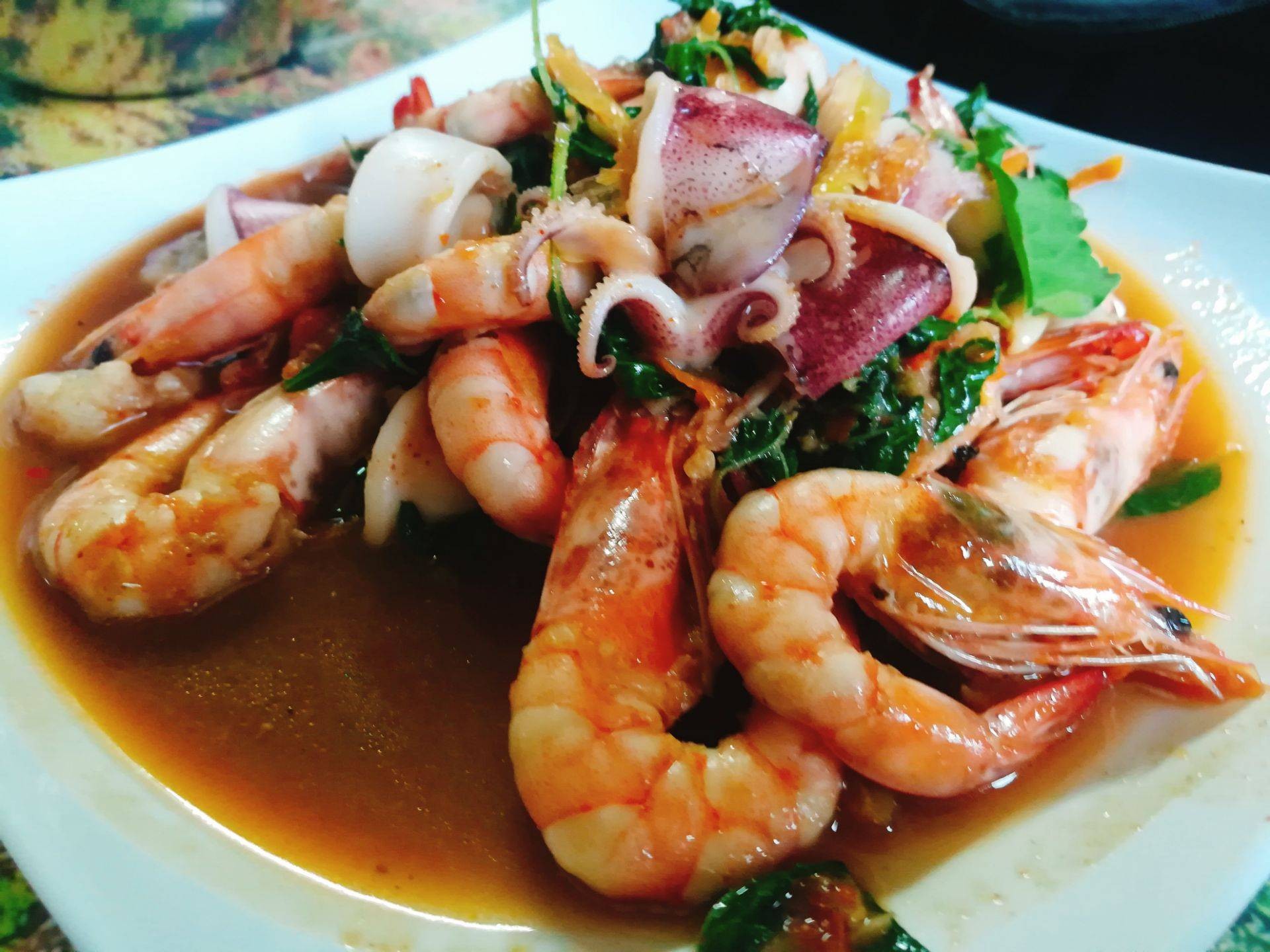 ผัดกะเพราหมึกกุ้ง