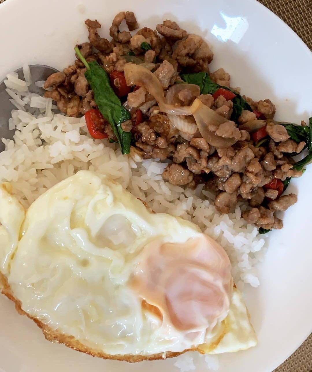 ผัดกระเพรา ไข่ดาว