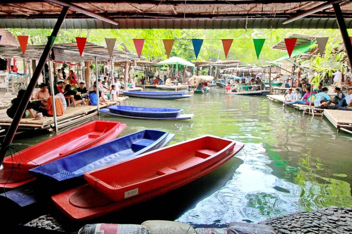 ตลาดน้ำกลางป่าบนน้ำตกกวางโจว