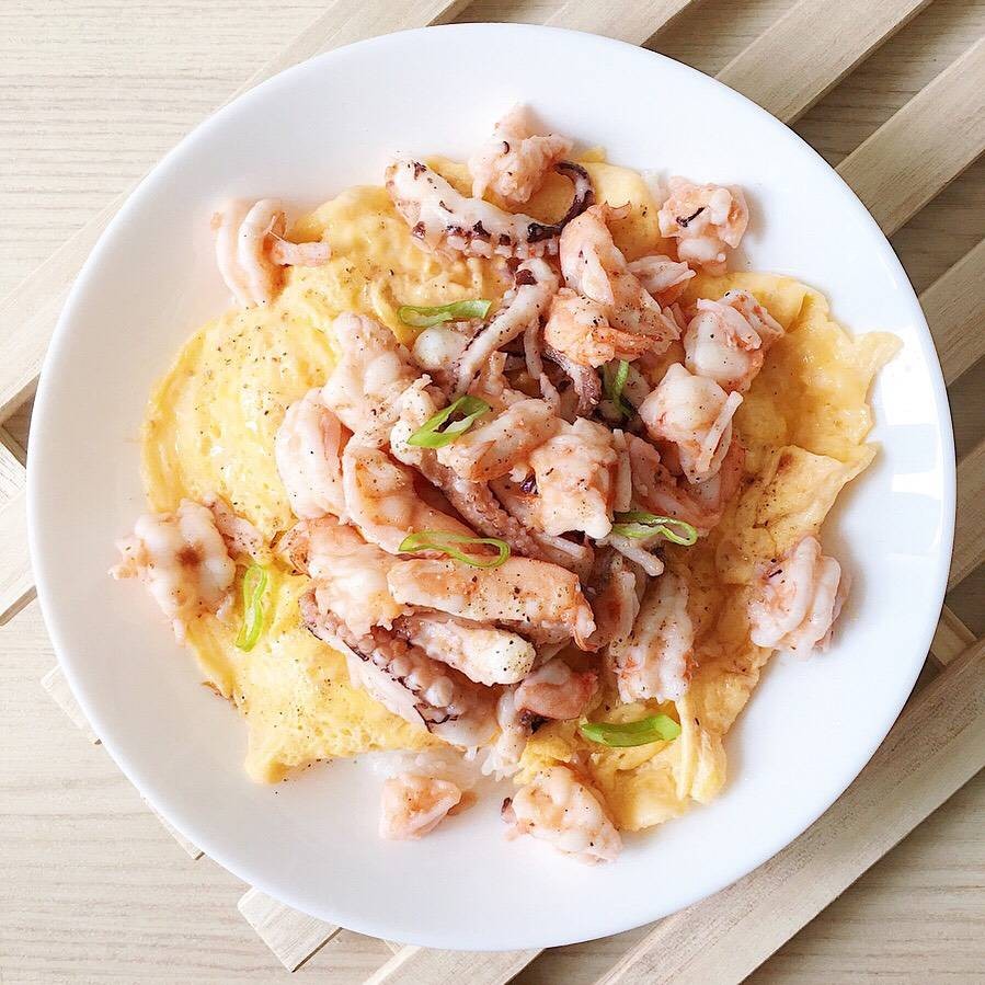 🌈ข้าวไข่ข้นกุ้งและหมึกกระเทียมพริกไทย