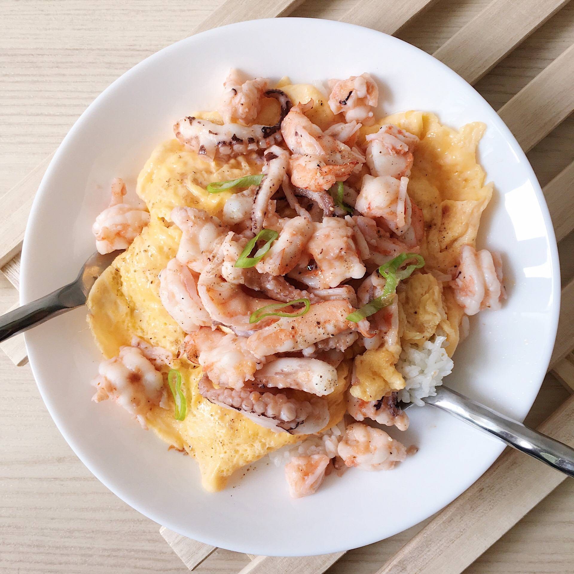 🌈ข้าวไข่ข้นกุ้งและหมึกกระเทียมพริกไทย