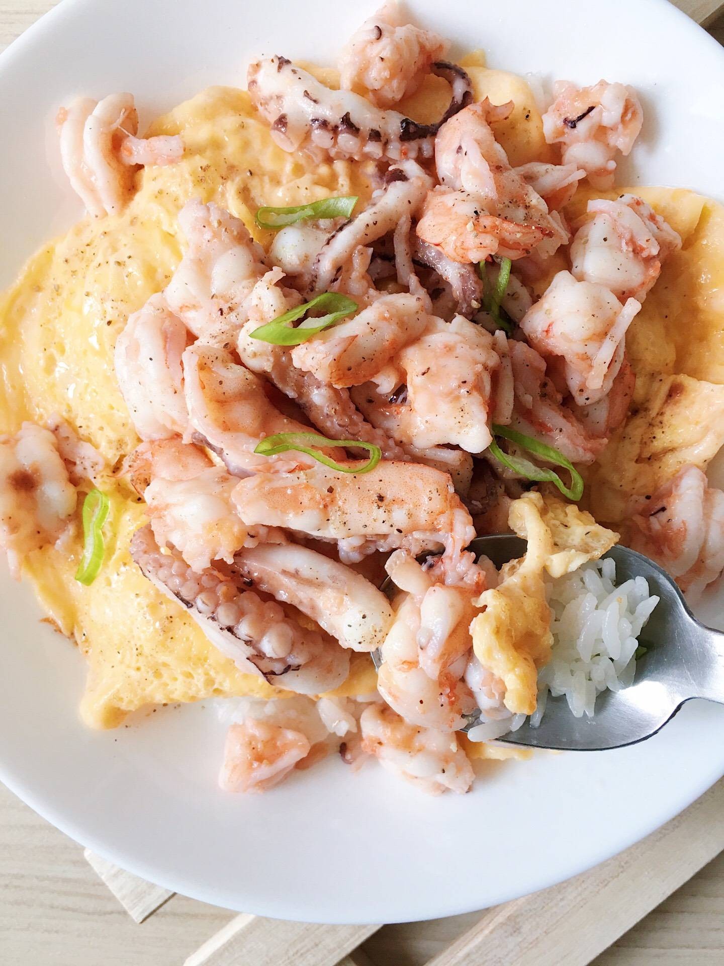 🌈ข้าวไข่ข้นกุ้งและหมึกกระเทียมพริกไทย