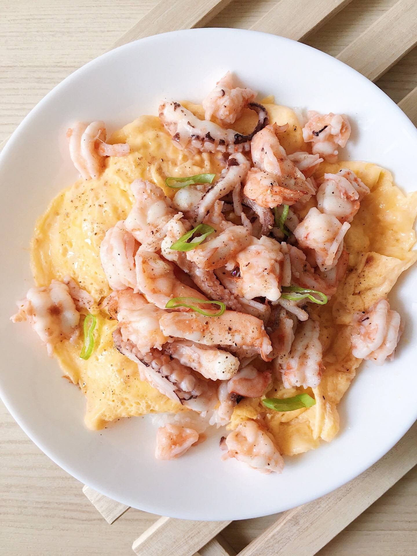 🌈ข้าวไข่ข้นกุ้งและหมึกกระเทียมพริกไทย