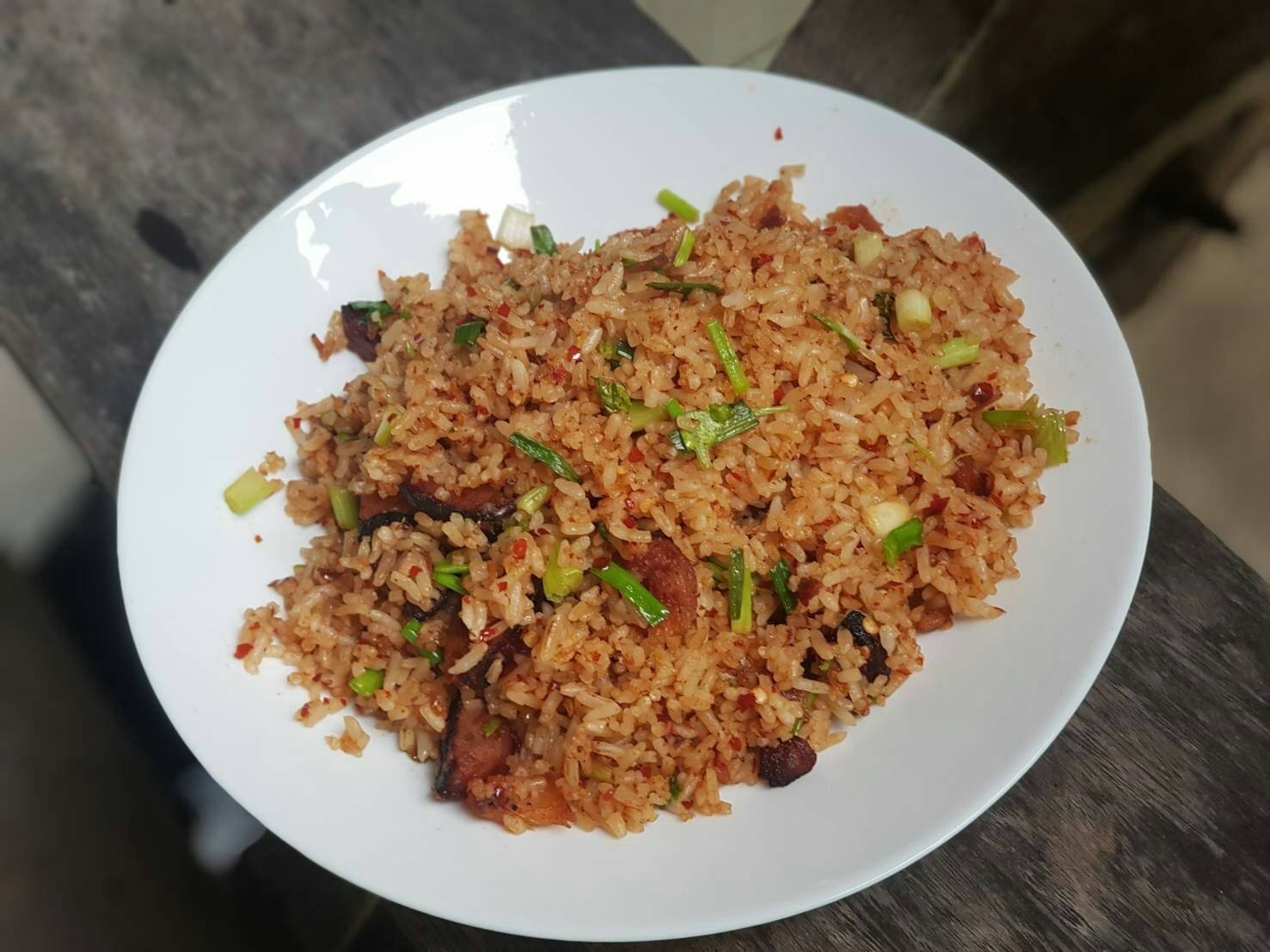 ข้าวผัดน้ำพริกตาแดงใส่กุนเชียงทอดกรอบ