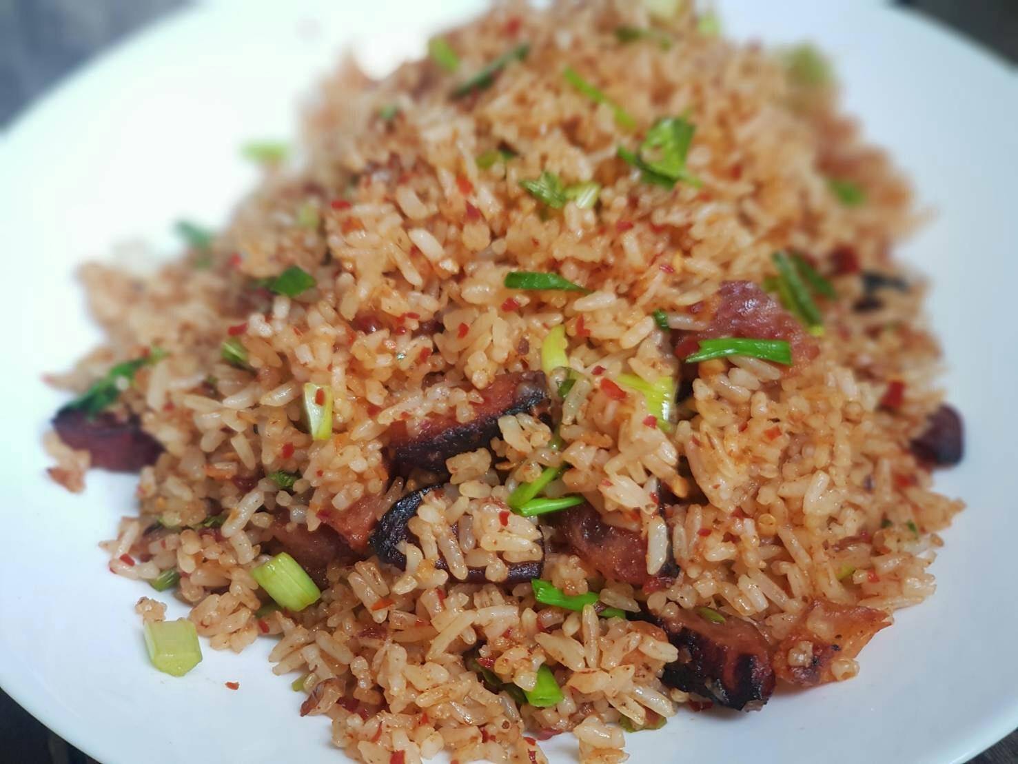 ข้าวผัดน้ำพริกตาแดงใส่กุนเชียงทอดกรอบ