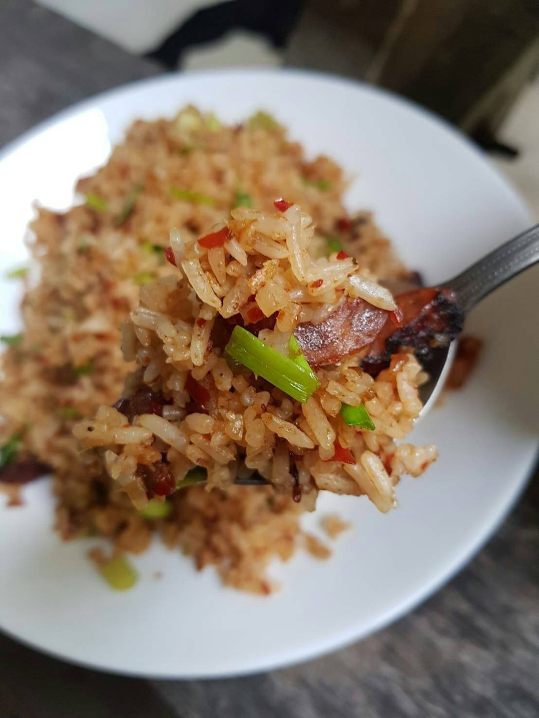 ข้าวผัดน้ำพริกตาแดงใส่กุนเชียงทอดกรอบ