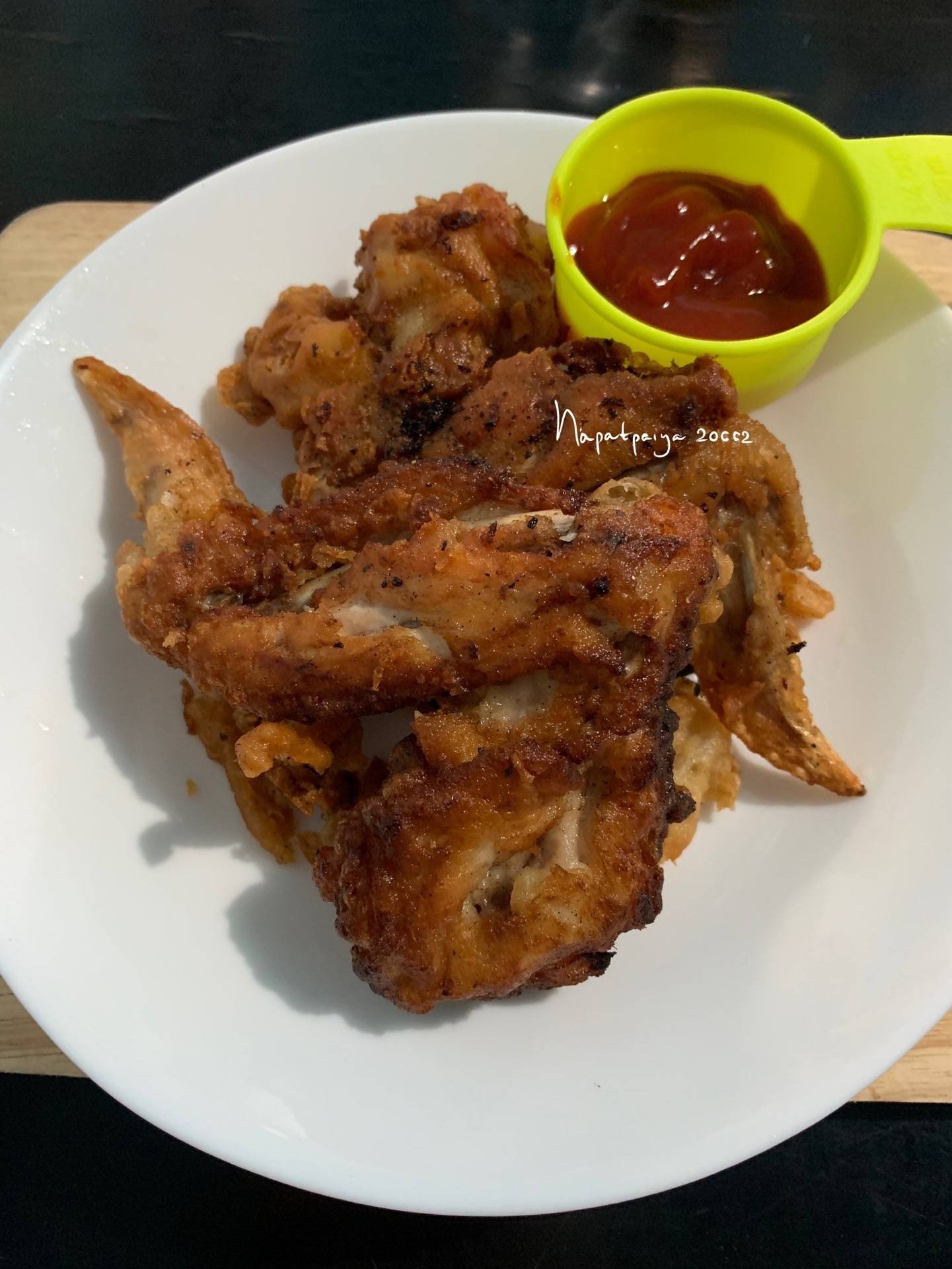 ปีกไก่หมักน้ำมันงาชุบแป้งทอด