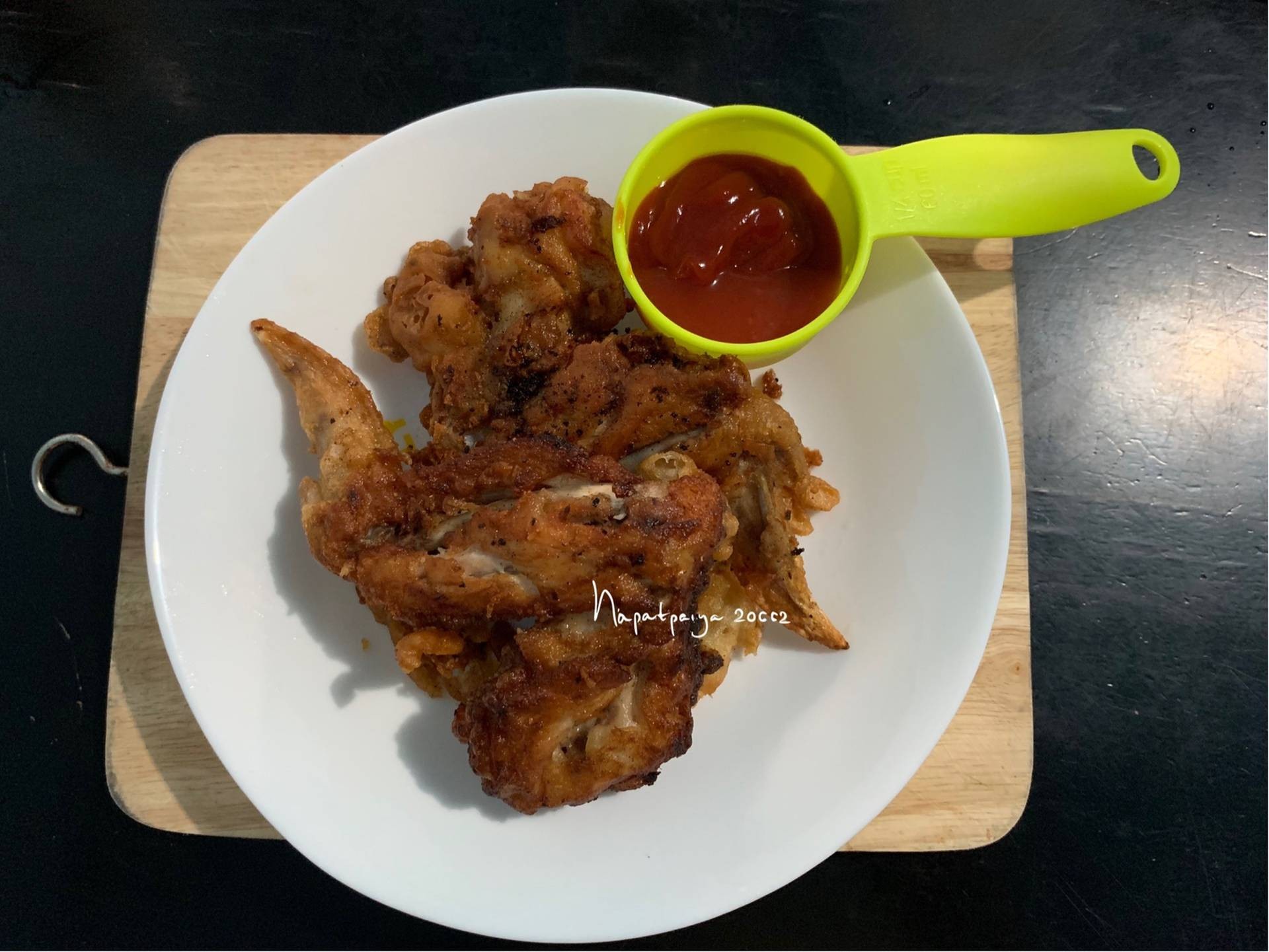 ปีกไก่หมักน้ำมันงาชุบแป้งทอด