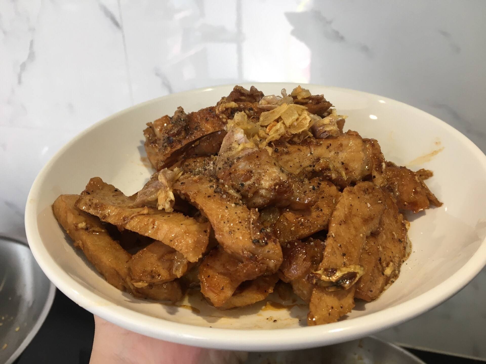 สันนอกหมูทอดกระเทียมพริกไทย