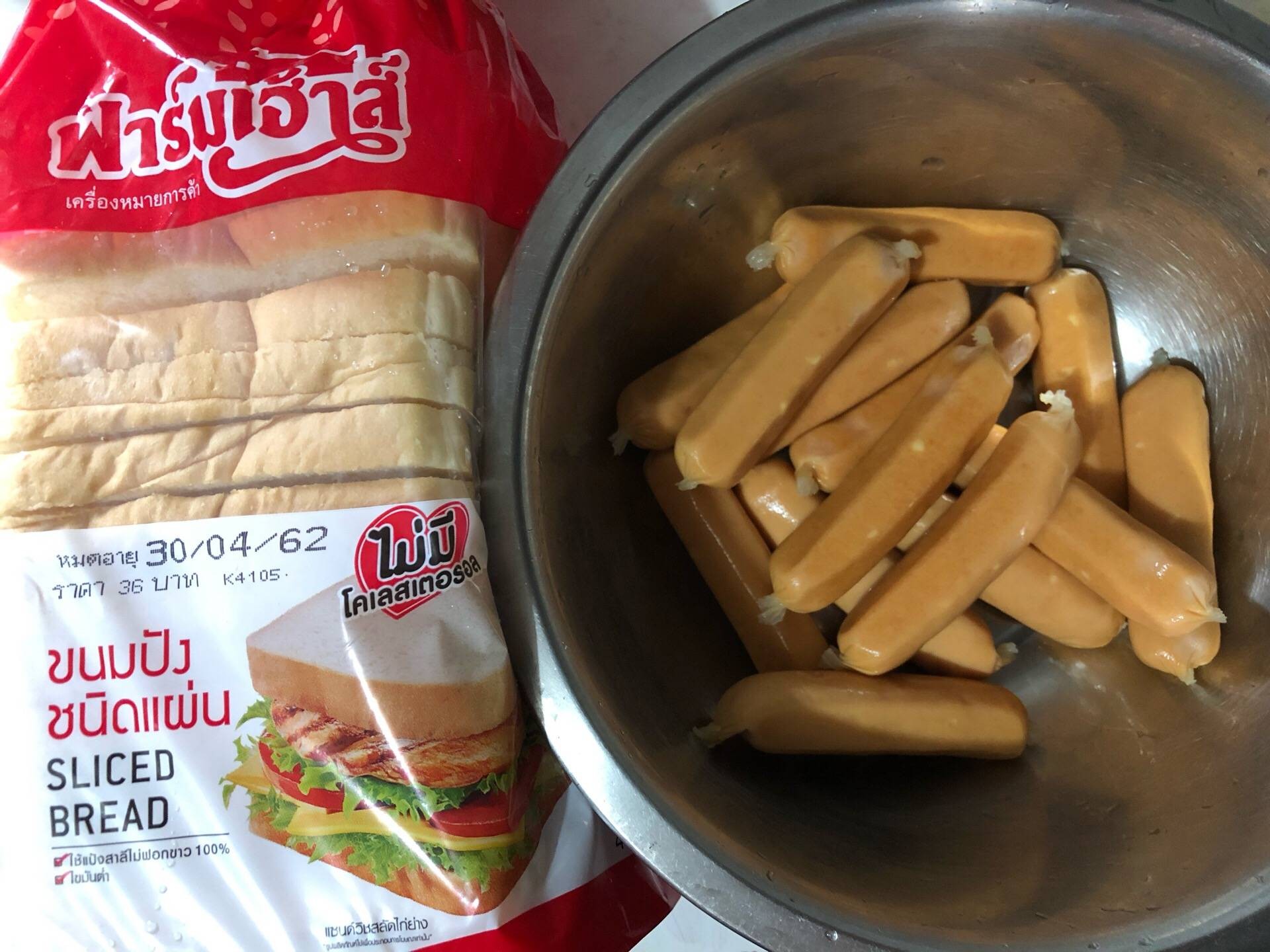 ขนมปังไส้กรอกชุบไข่