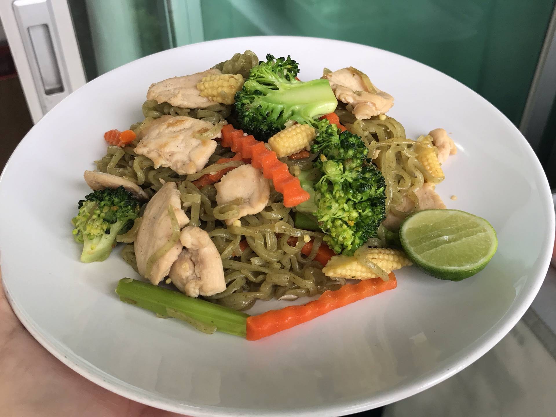 ผัดหมี่ผักอกไก่