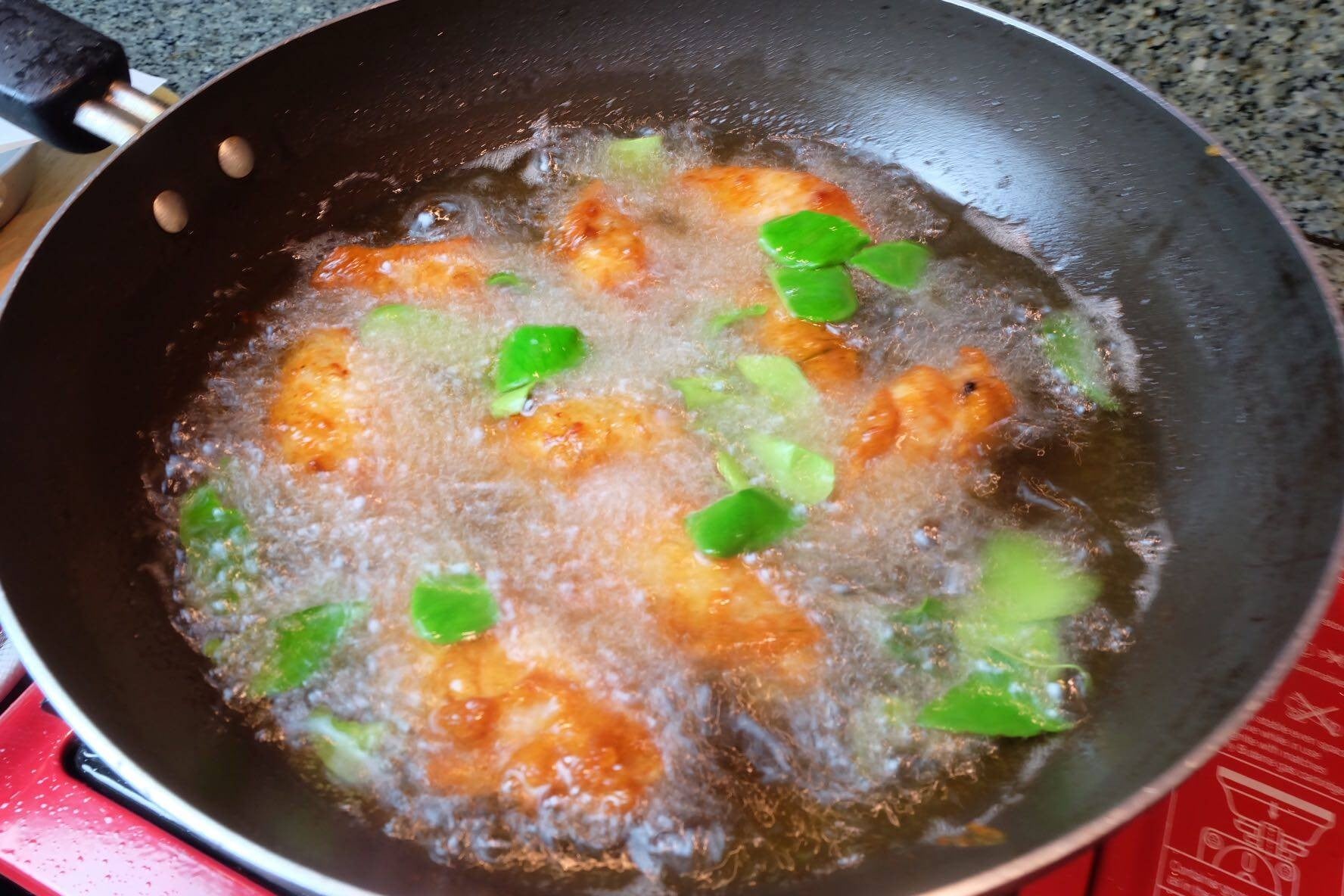 ปีกไก่ทอดพริกแกง