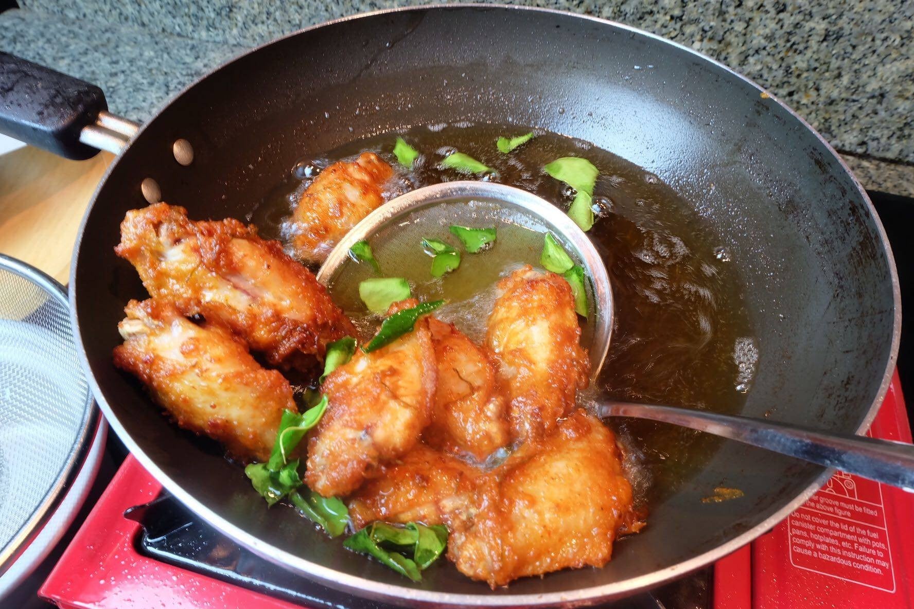 ปีกไก่ทอดพริกแกง