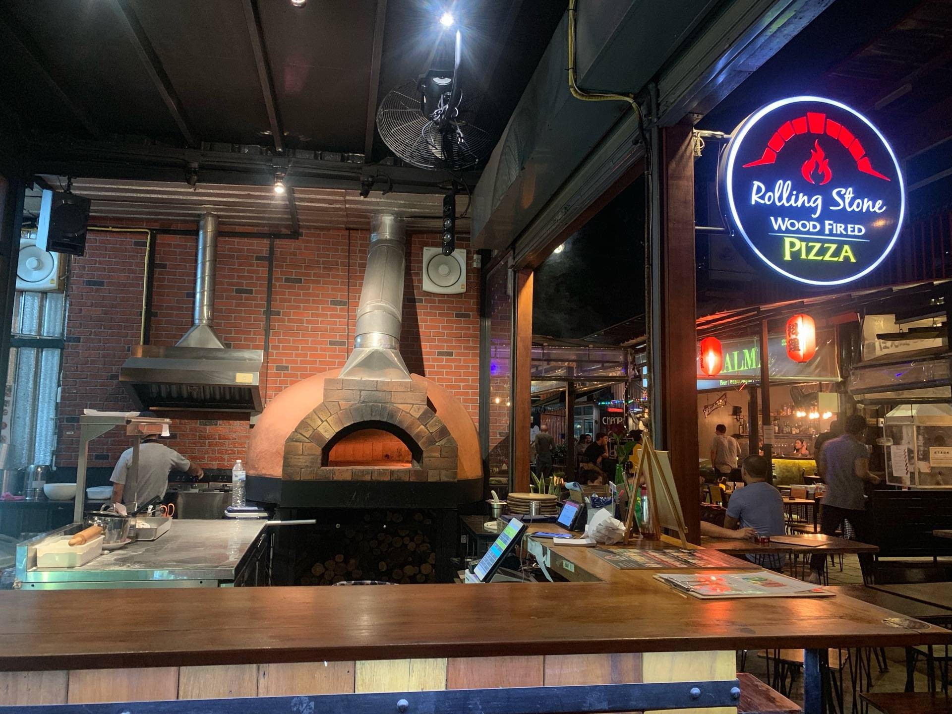 Rolling Stone Pizza เดอะบีคอนเพลส ซอยสุขุมวิท50