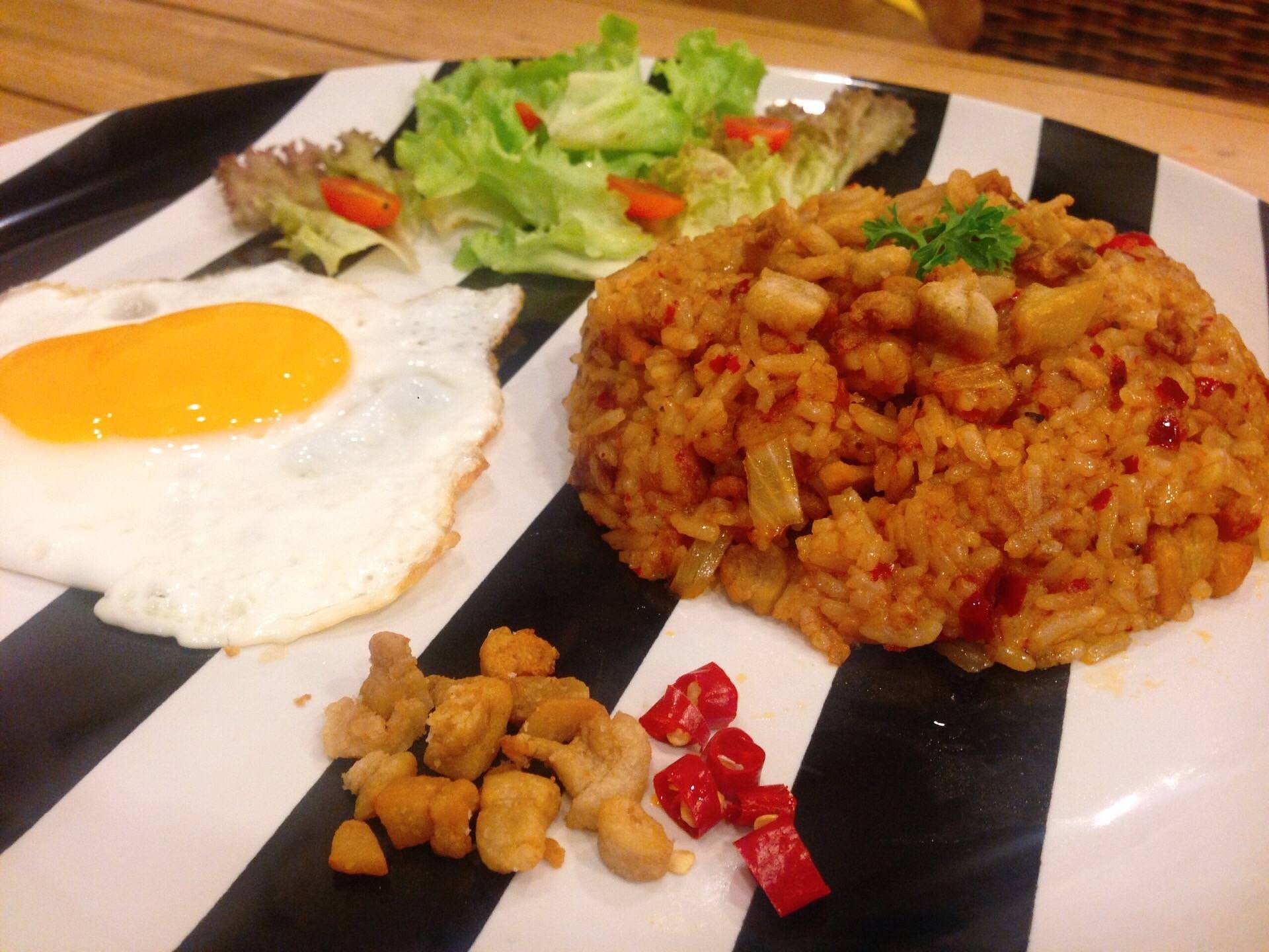ข้าวผัดน้ำพริกกากหมูไข่ดาว