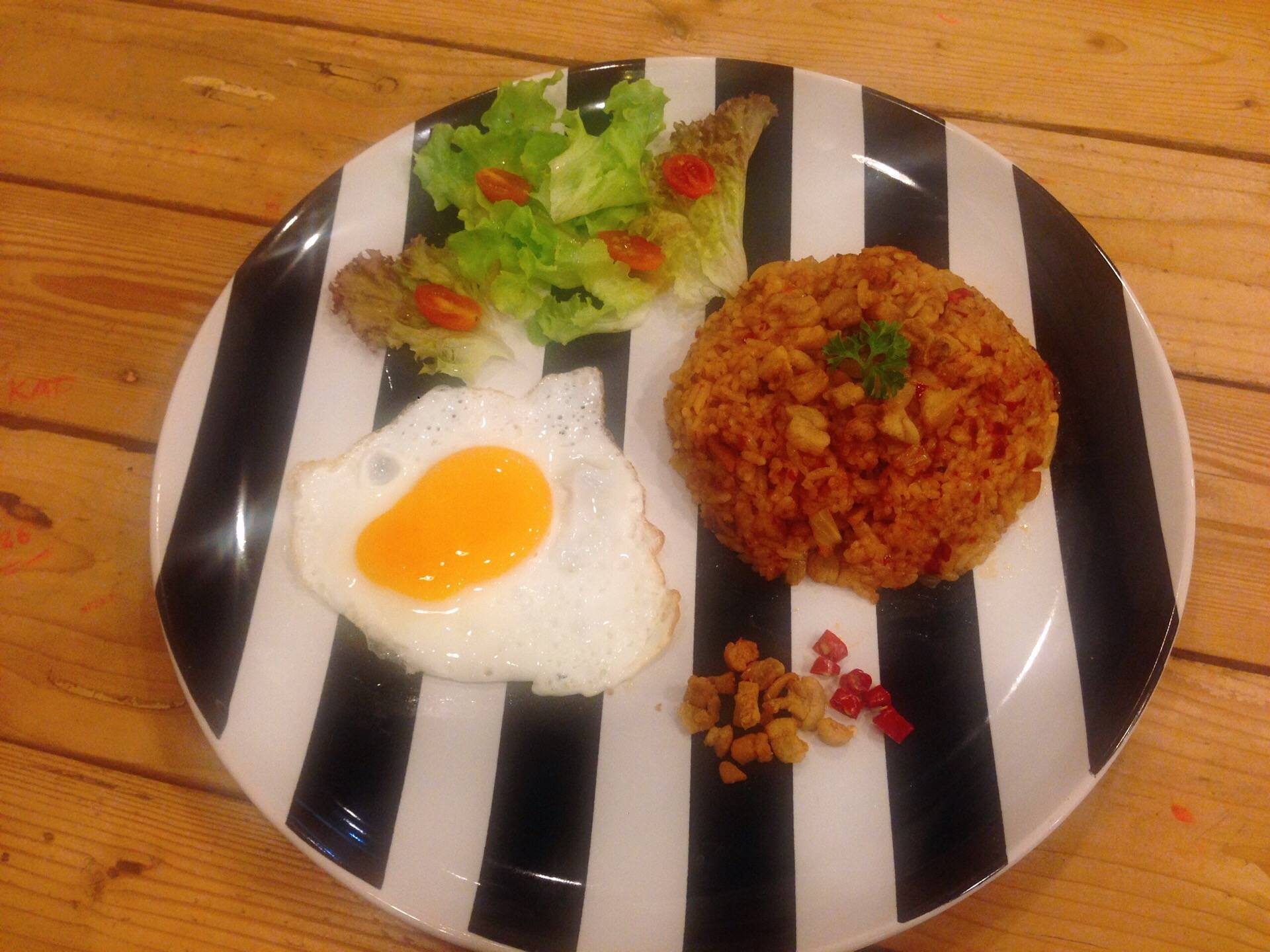 ข้าวผัดน้ำพริกกากหมูไข่ดาว
