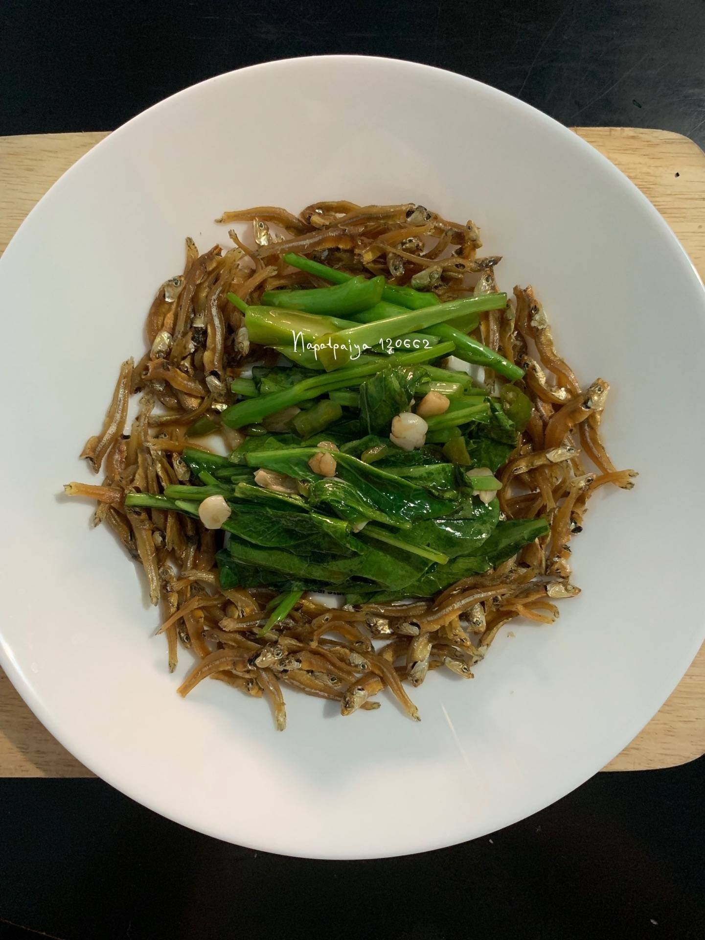 ผัดคะน้าปลากรอบ