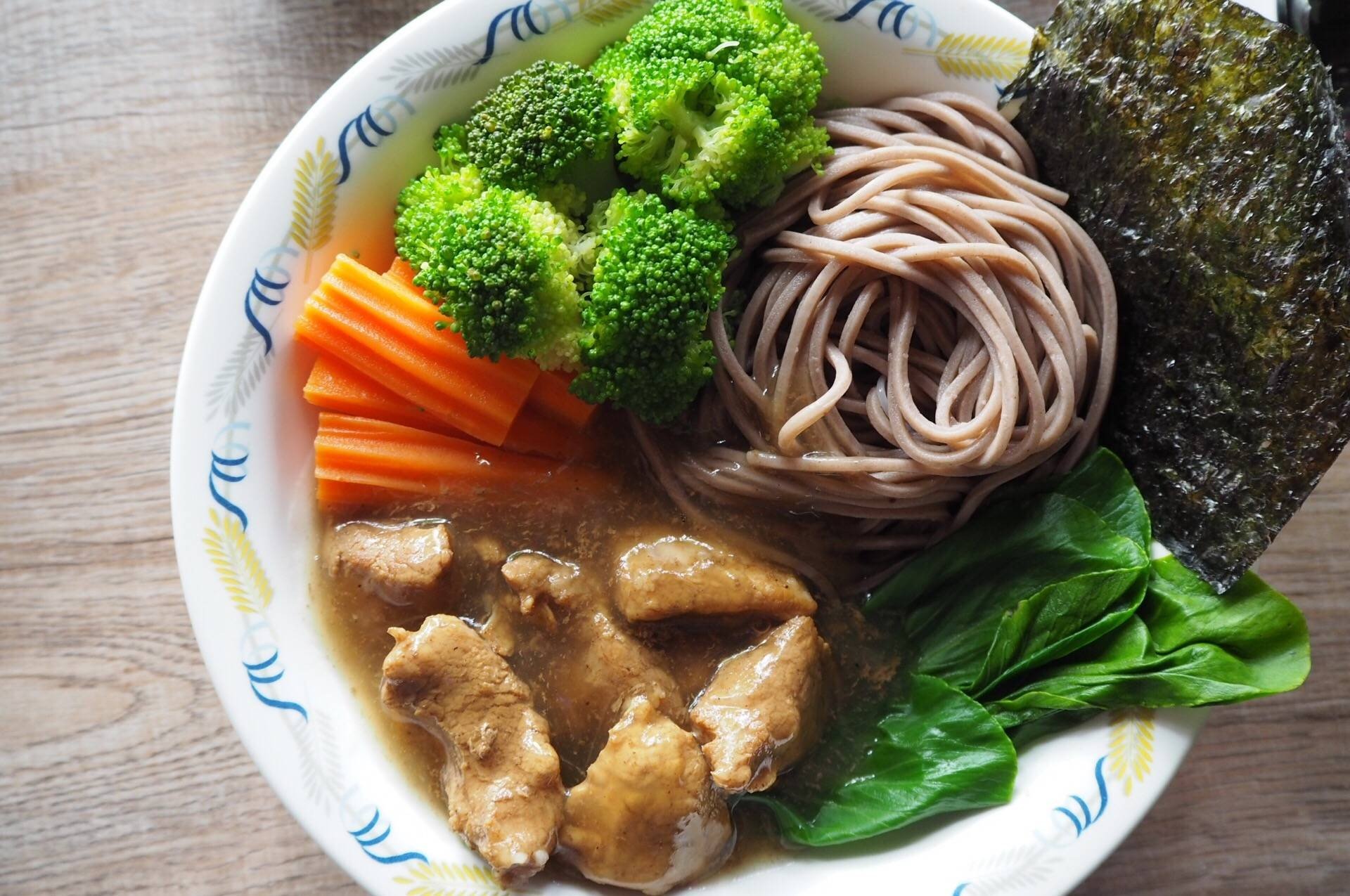 โซบะหมูตุ๋น